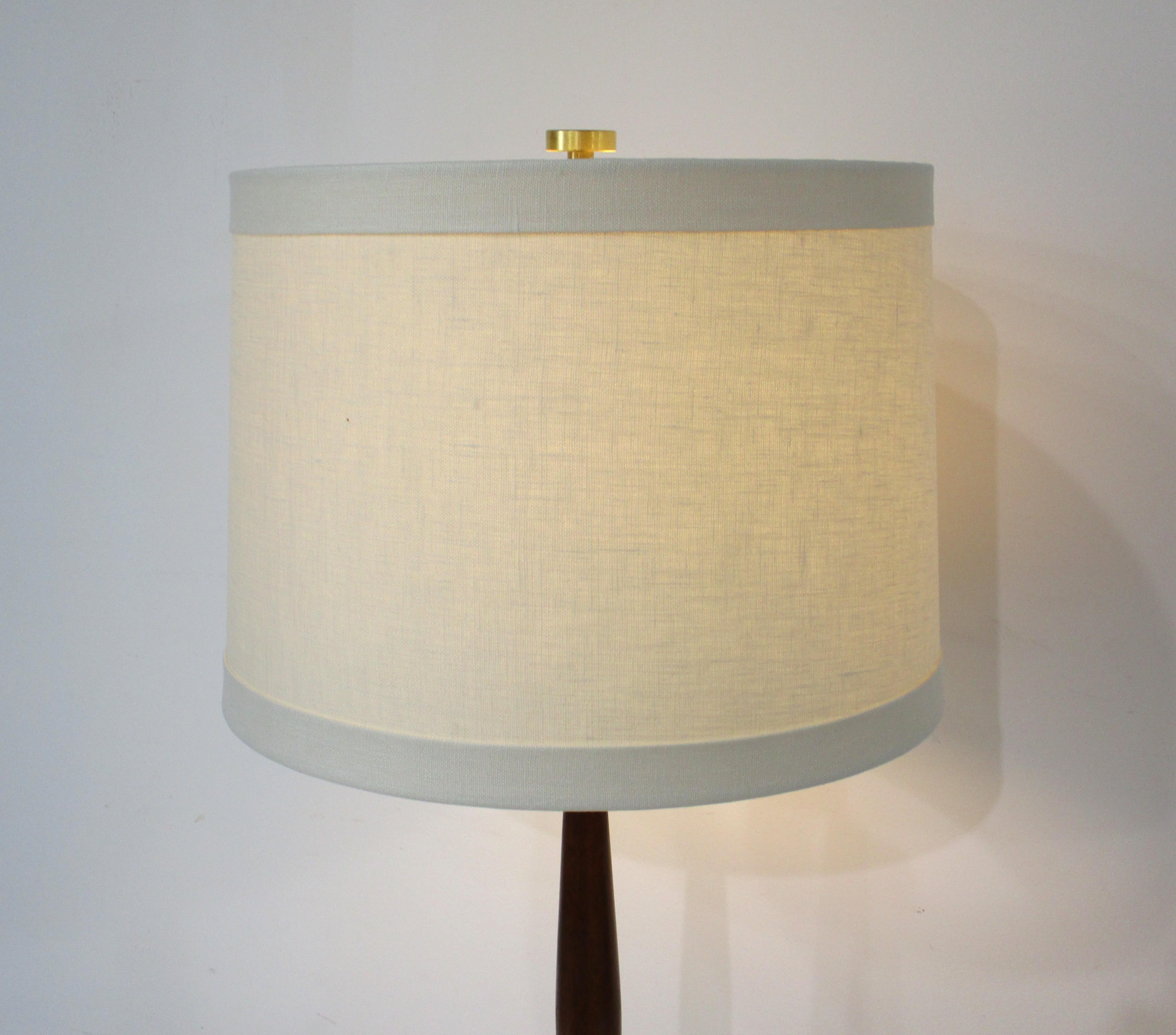 Mid-Century Modern Lampe de table en noyer du milieu du siècle de Gerald Thurston pour Lightolier en vente