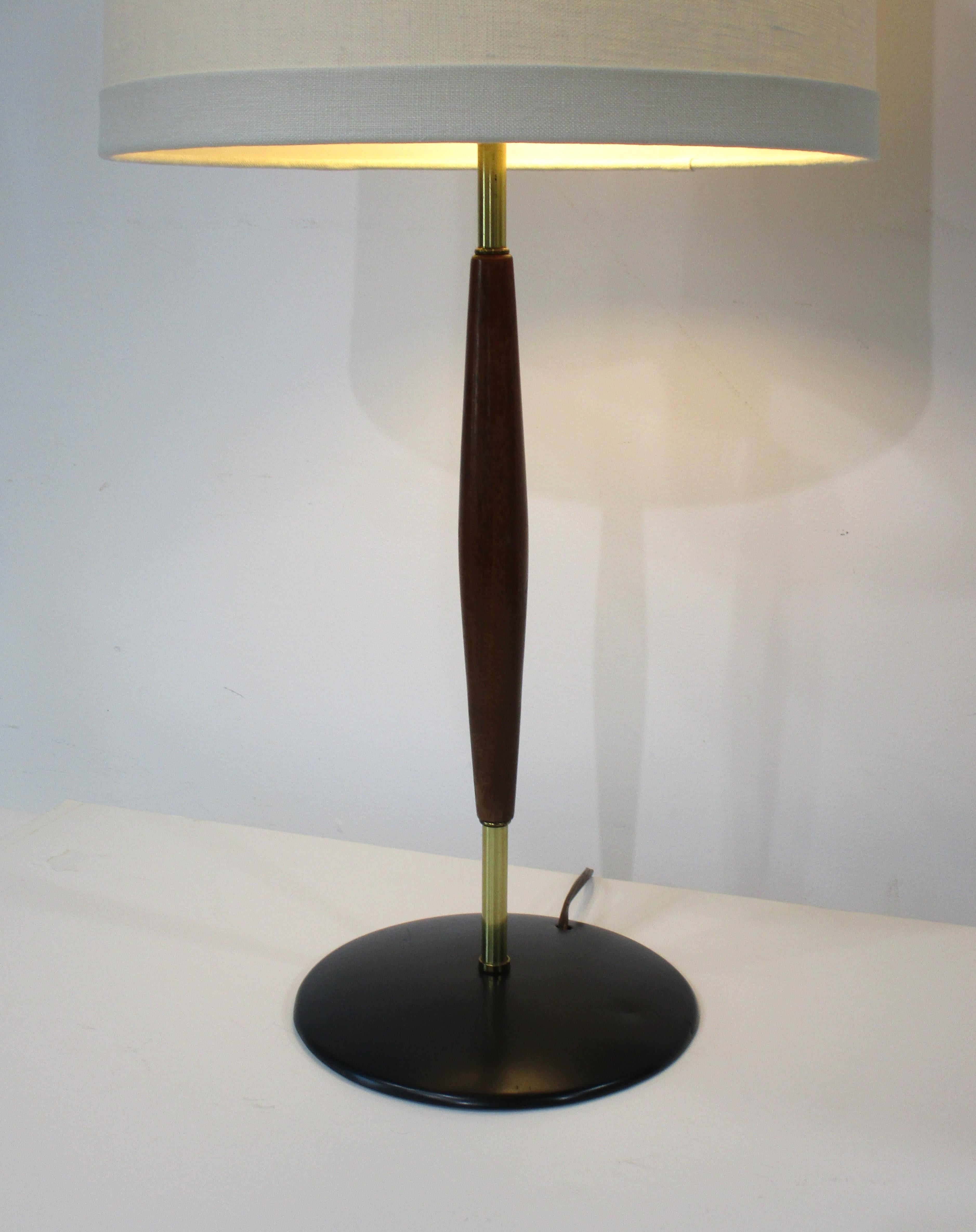Américain Lampe de table en noyer du milieu du siècle de Gerald Thurston pour Lightolier en vente