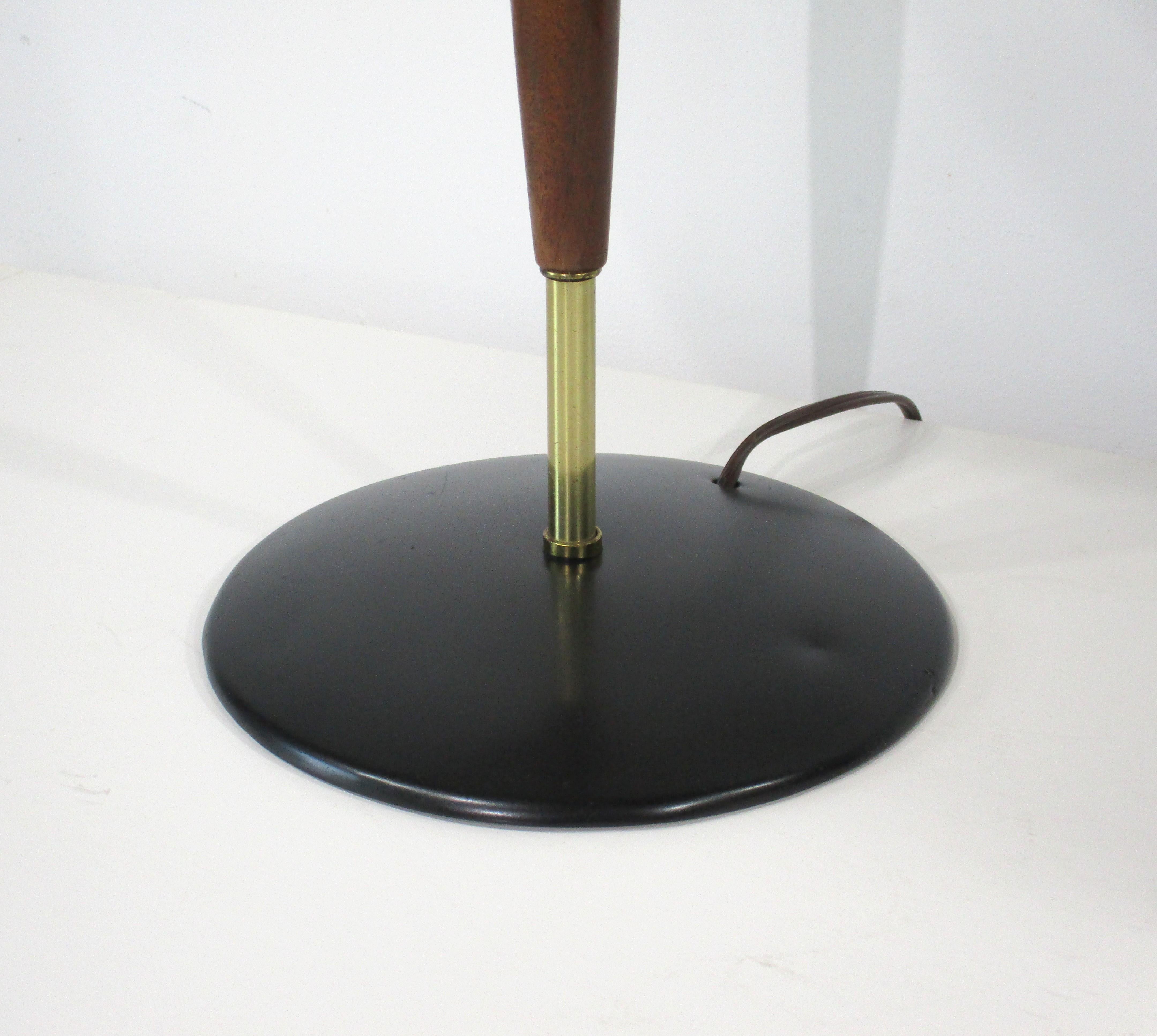 20ième siècle Lampe de table en noyer du milieu du siècle de Gerald Thurston pour Lightolier en vente