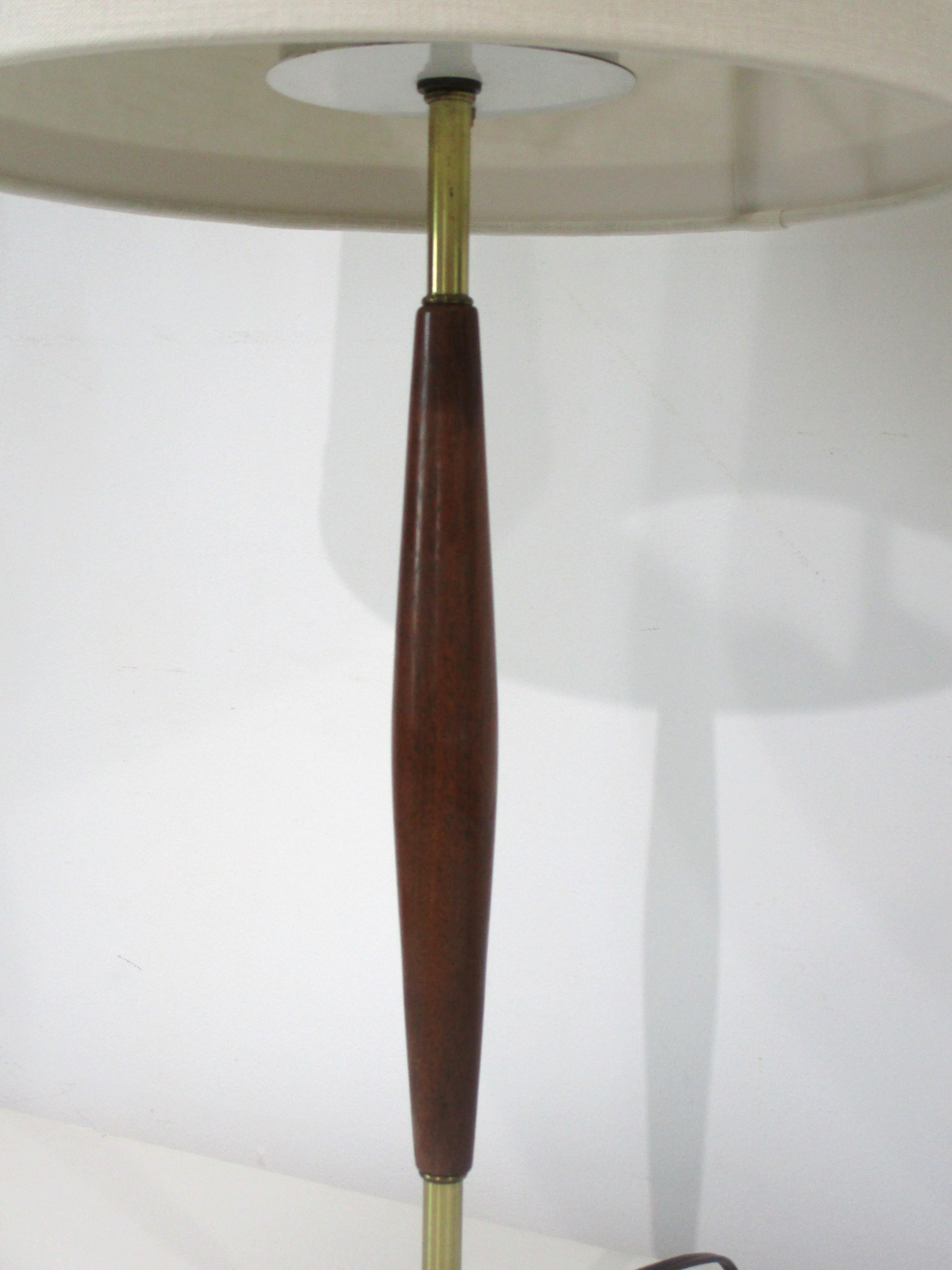 Laiton Lampe de table en noyer du milieu du siècle de Gerald Thurston pour Lightolier en vente