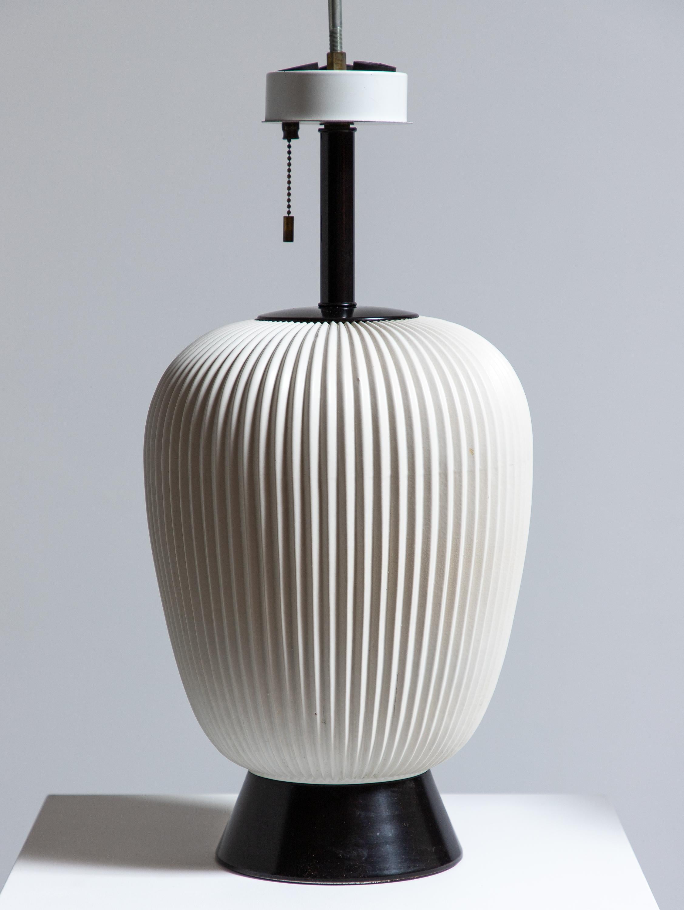 American Gerald Thurston Ribbed Ceramic Table Lamps For Sale