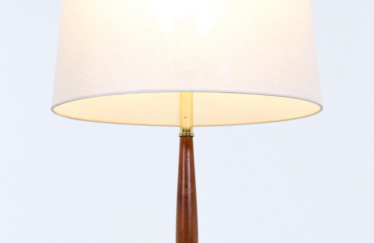 American Gerald Thurston Sculpted Brass & Walnut Tripod Table Lamp