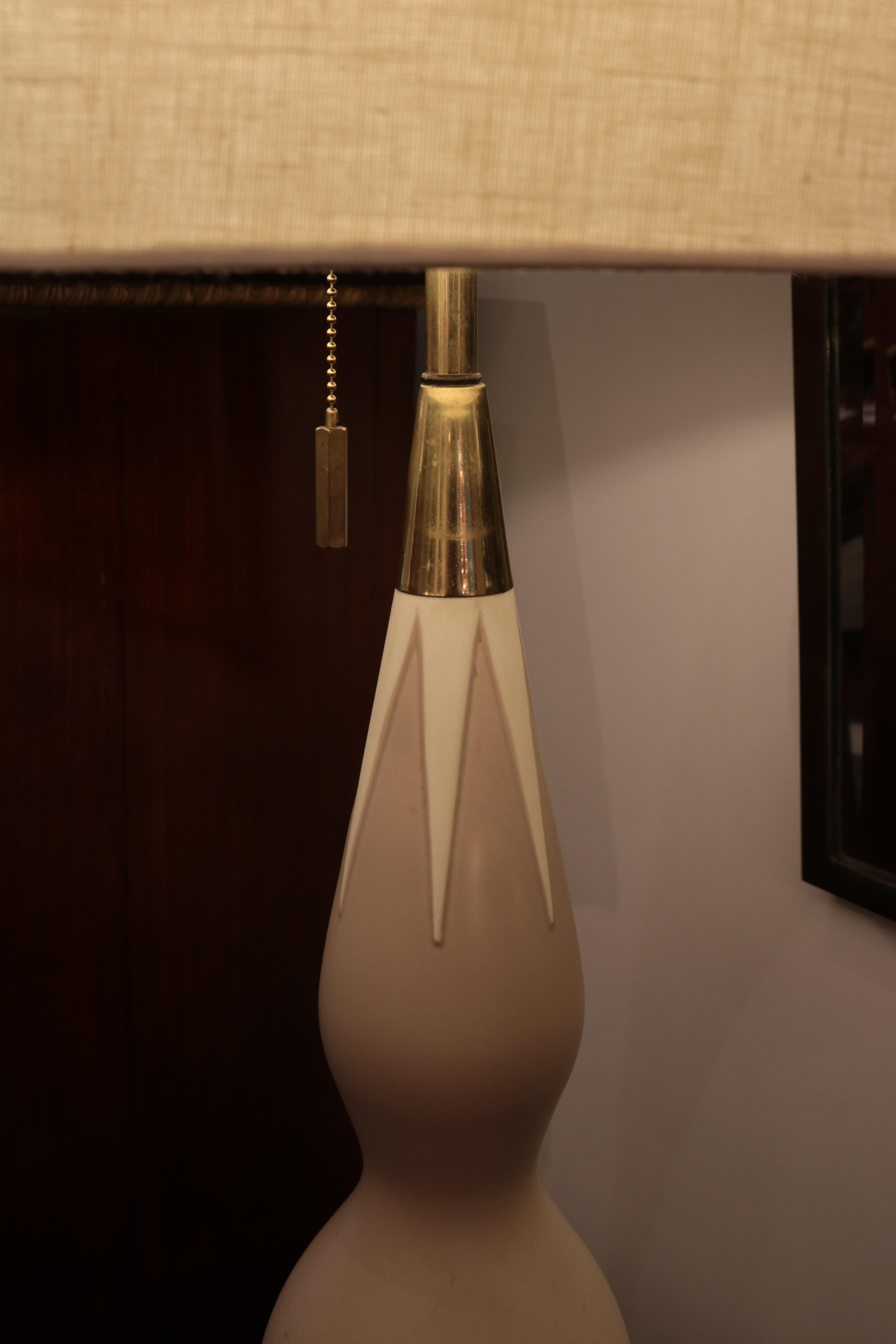 Lampe de table en céramique moderniste conçue par Gerald Thurston.
Forme en céramique crème et brune avec base et détails en laiton patiné.
   