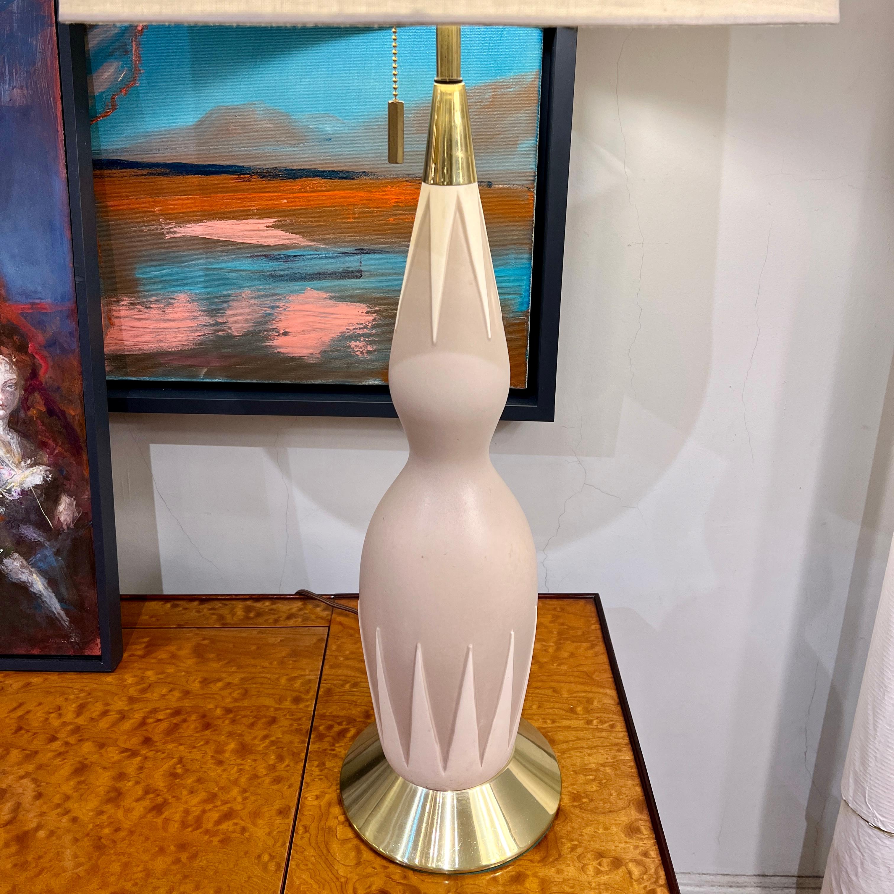 Lampe de table en céramique moderniste conçue par Gerald Thurston.
Forme en céramique crème et brune avec base et détails en laiton patiné.
   
