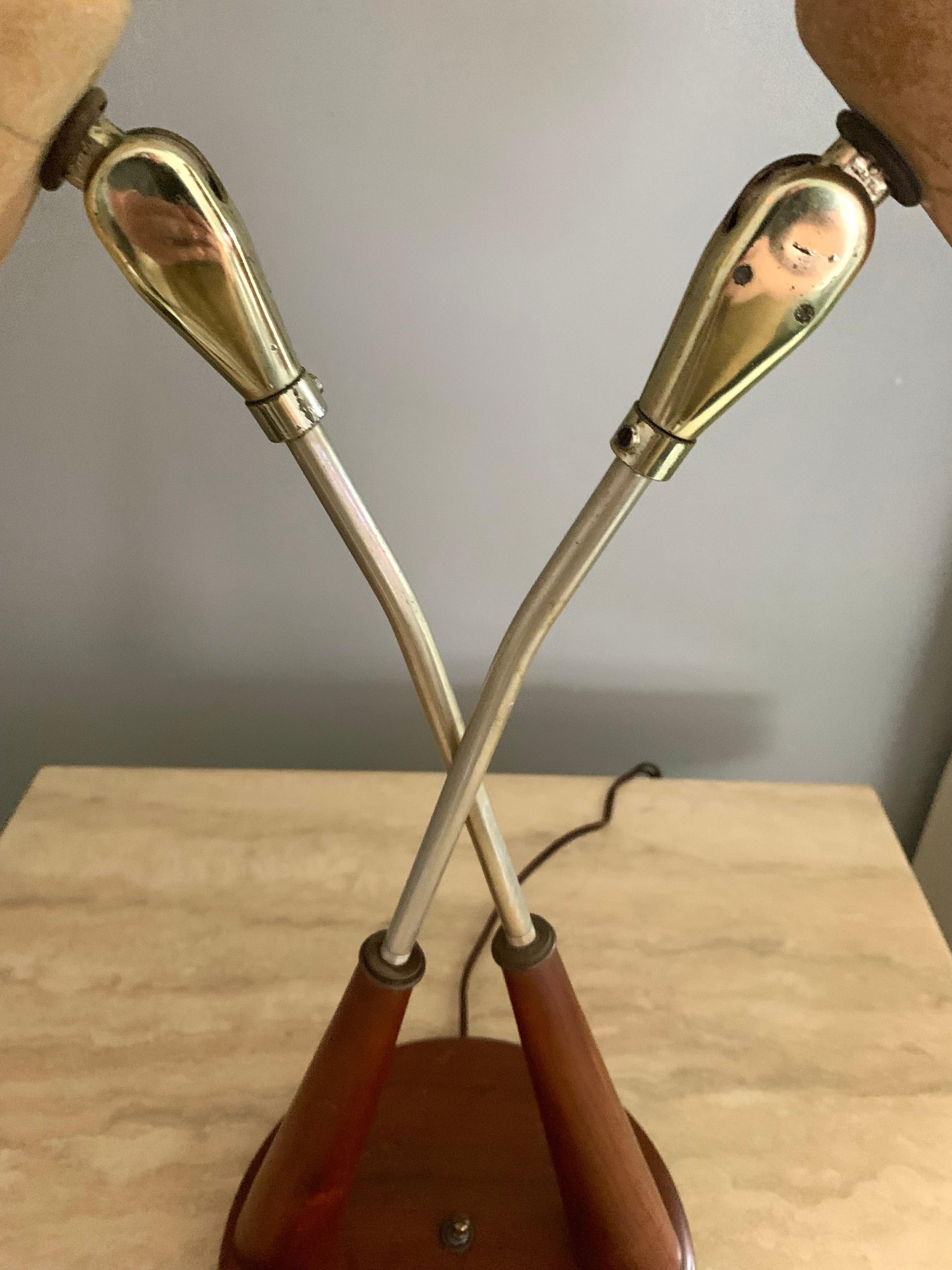 Nord-américain Lampe de bureau à deux têtes de style Gerald Thurston, années 1950 en vente