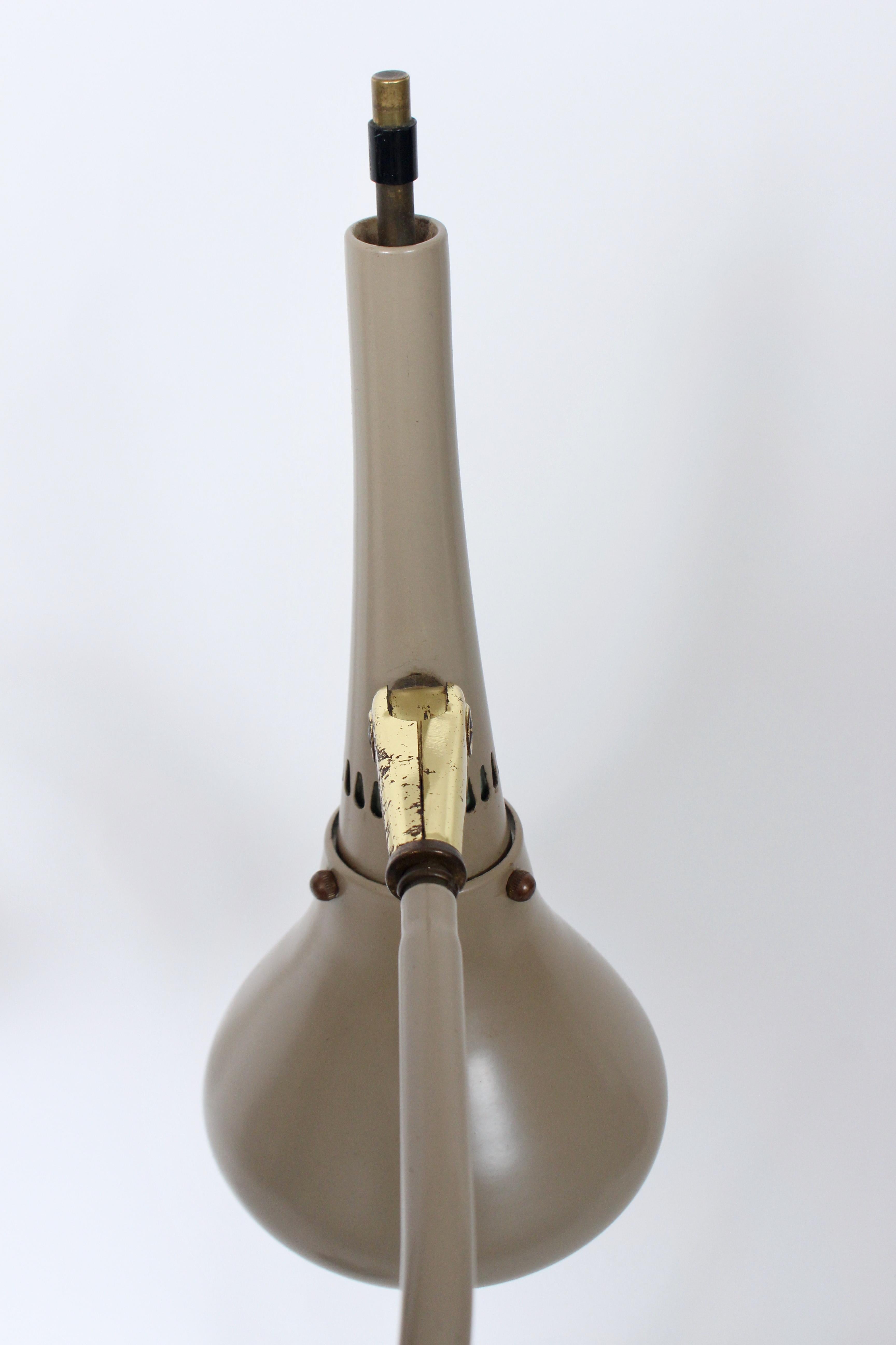 Lampada da scrivania a doppio cono in ottone e smalto grigio di Gerald Thurston, CIRCA 1960 in vendita 4