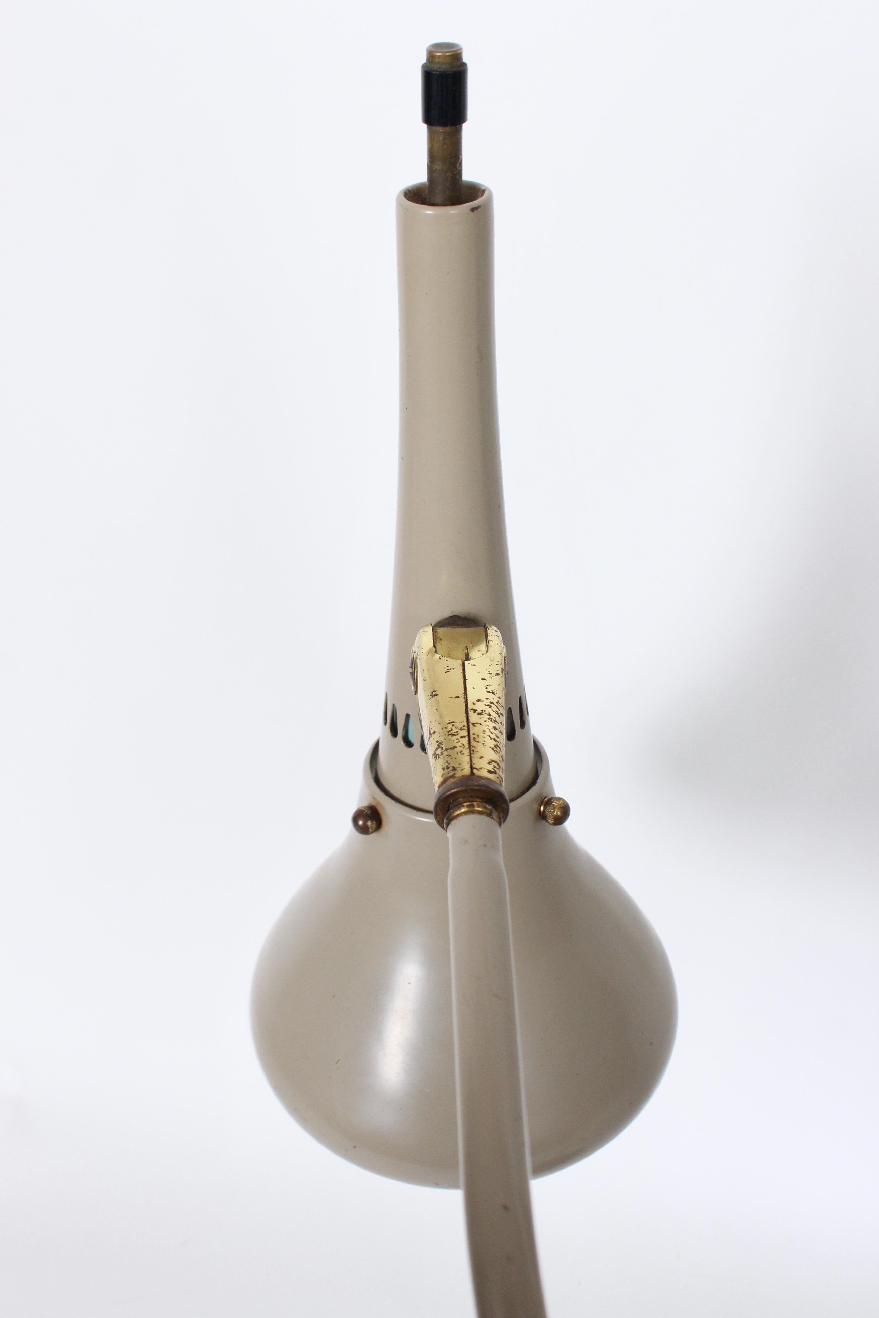 Lampada da scrivania a doppio cono in ottone e smalto grigio di Gerald Thurston, CIRCA 1960 in vendita 5