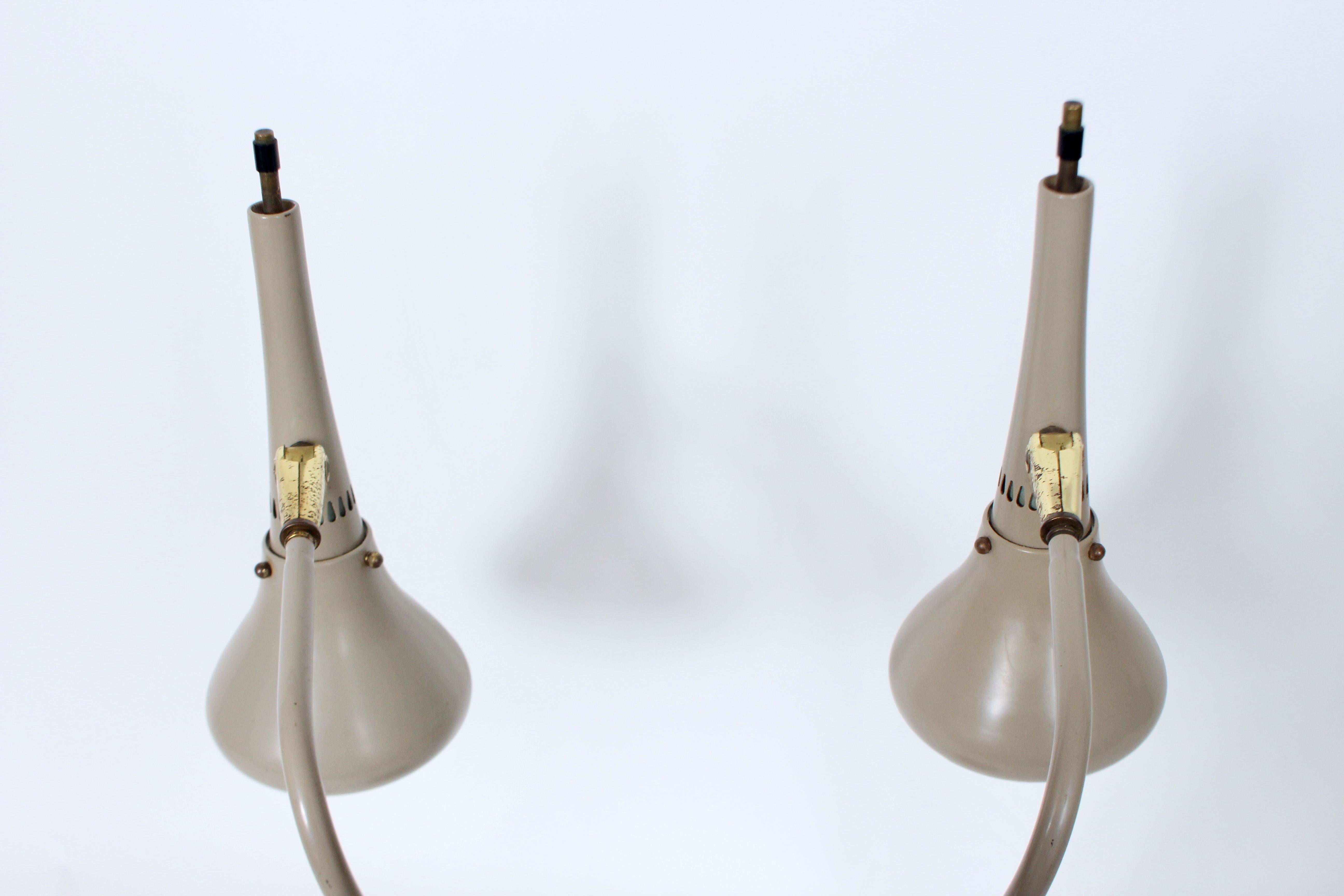 Lampada da scrivania a doppio cono in ottone e smalto grigio di Gerald Thurston, CIRCA 1960 in vendita 6