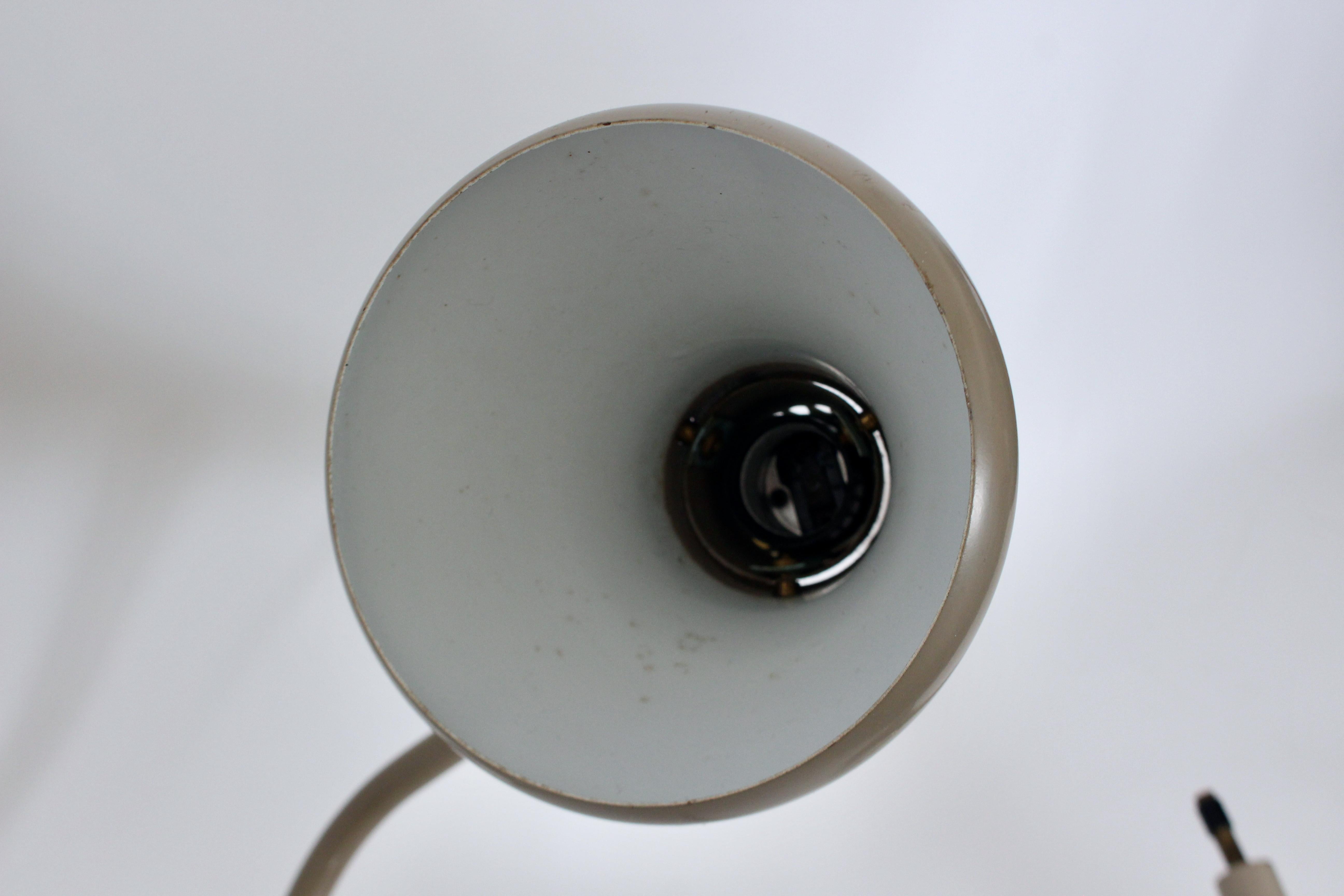 Lampada da scrivania a doppio cono in ottone e smalto grigio di Gerald Thurston, CIRCA 1960 in vendita 7