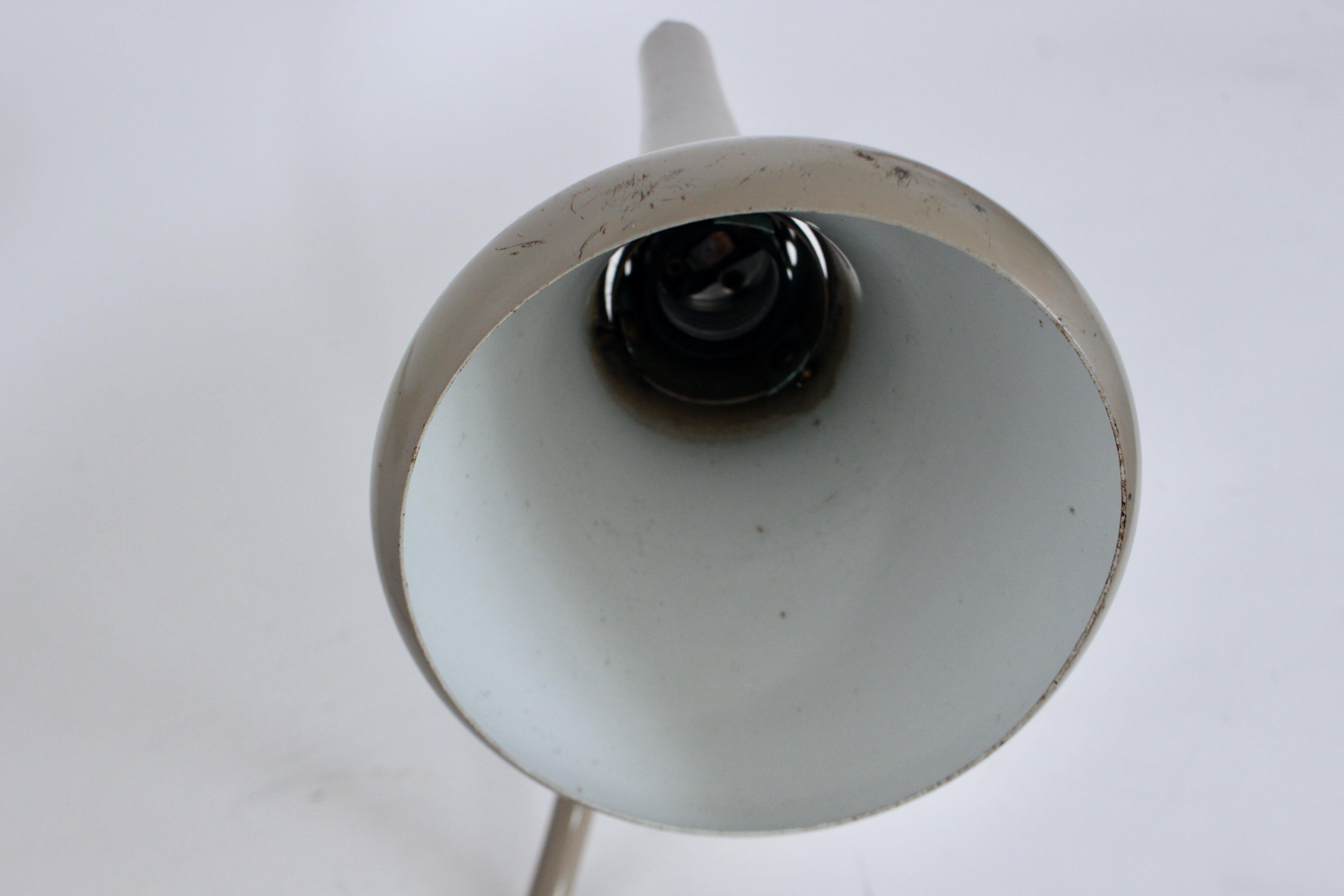 Lampada da scrivania a doppio cono in ottone e smalto grigio di Gerald Thurston, CIRCA 1960 in vendita 8