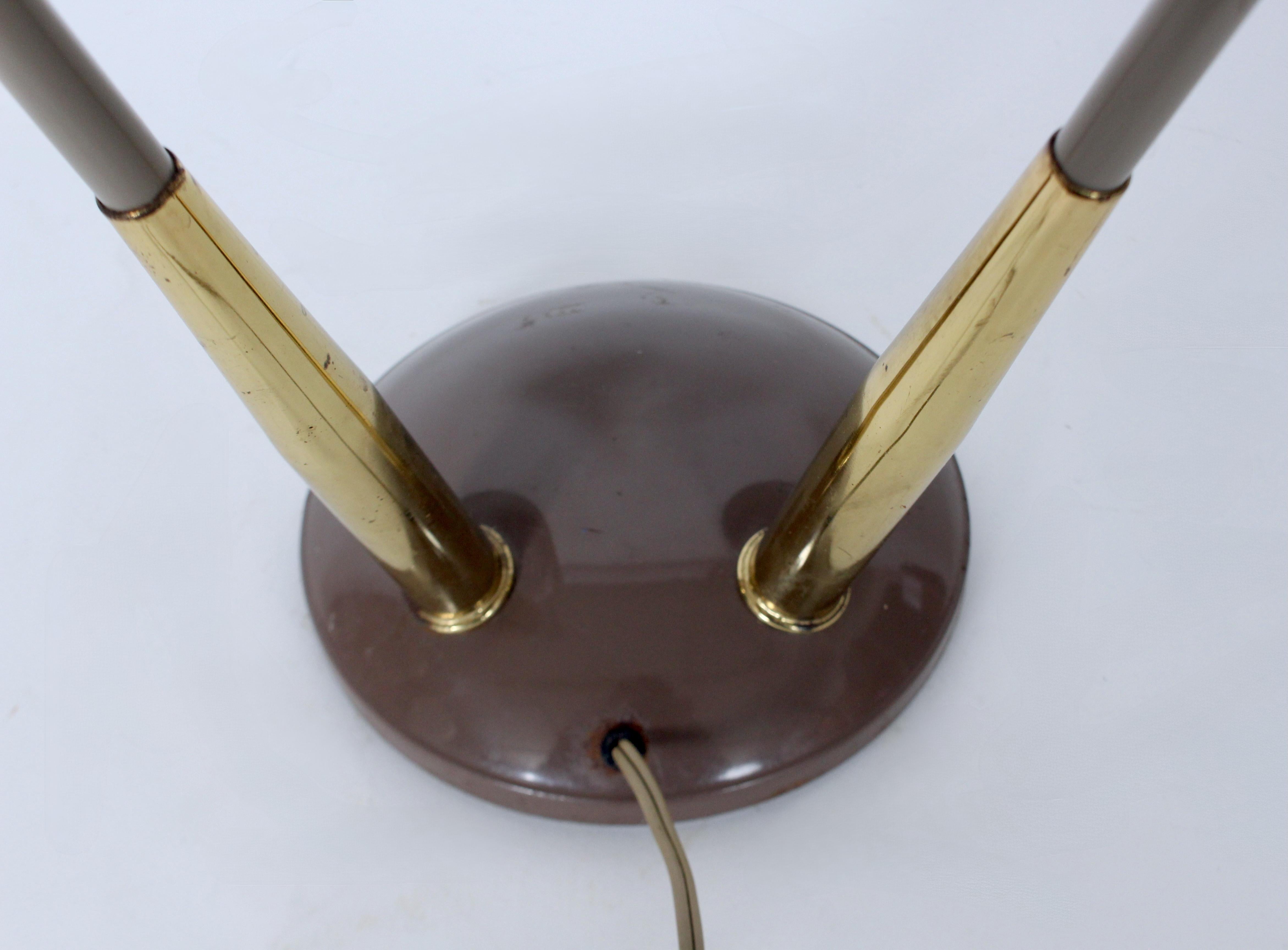 Lampada da scrivania a doppio cono in ottone e smalto grigio di Gerald Thurston, CIRCA 1960 in vendita 10