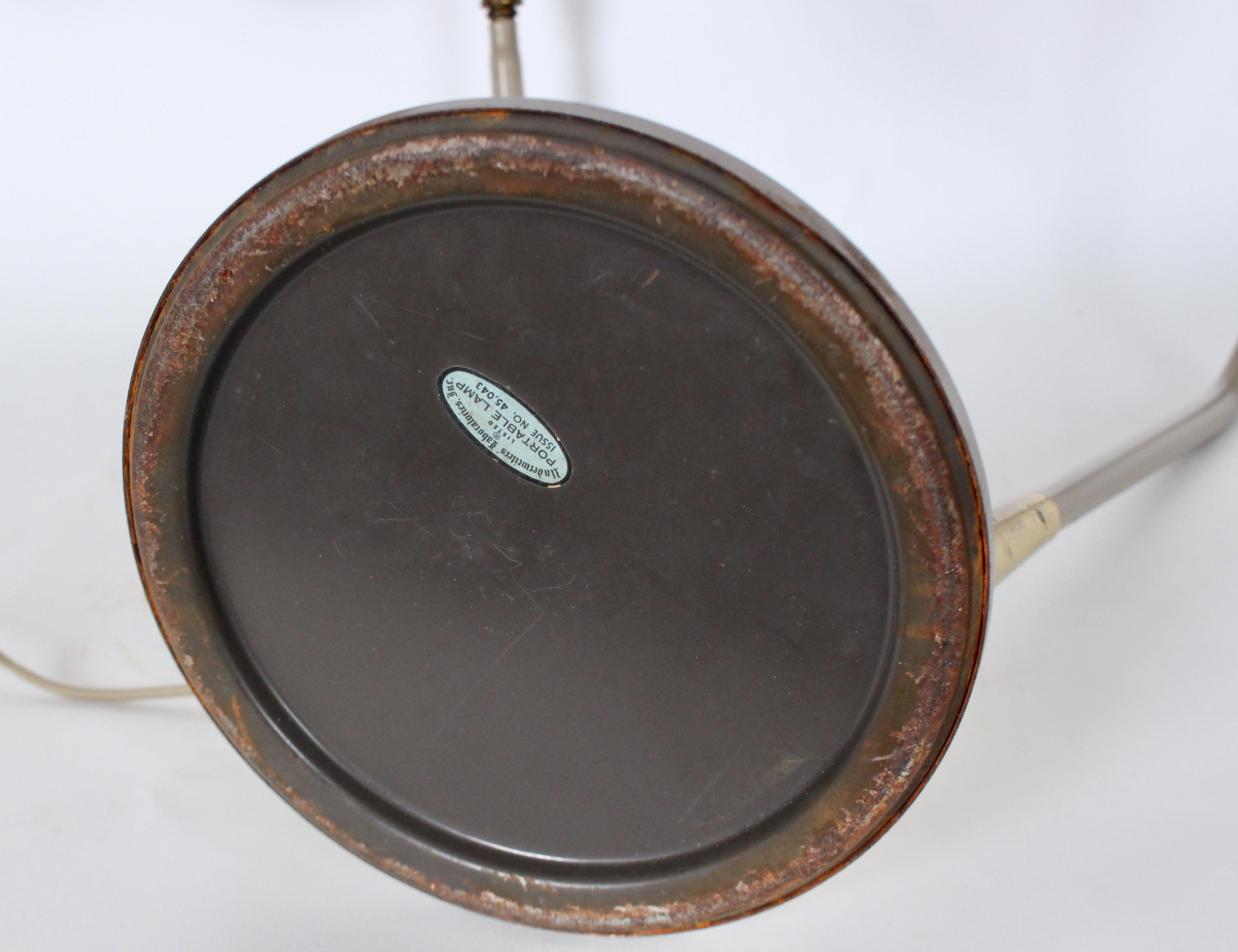 Lampada da scrivania a doppio cono in ottone e smalto grigio di Gerald Thurston, CIRCA 1960 in vendita 11