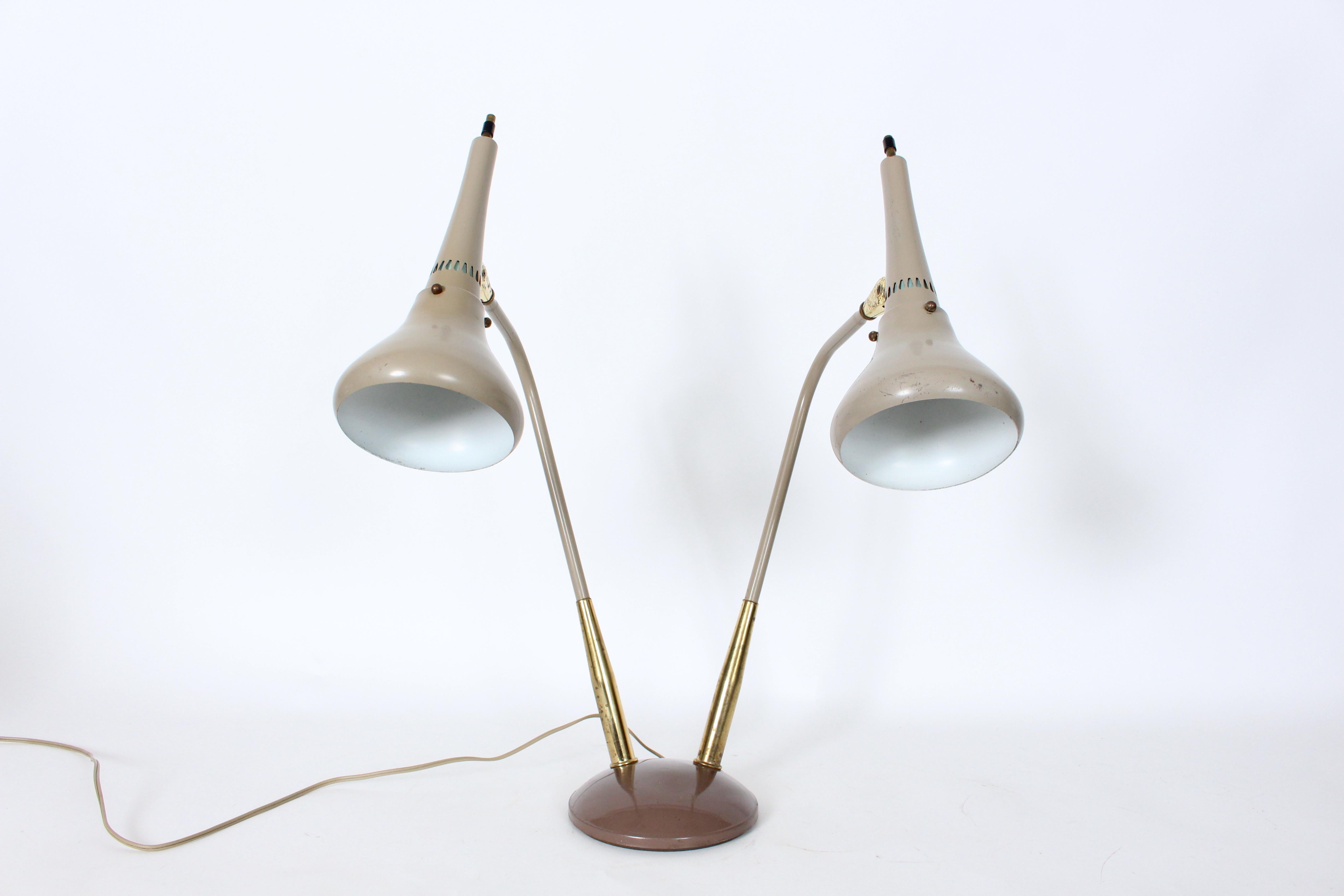 Gerald Thurston per Lightolier lampada da scrivania regolabile a doppia paralume con paralumi color taupe.  Le paralumi a cono in metallo smaltato chiaro, i bordi arrotolati, l'interno bianco sporco, i lunghi bracci regolabili, i dettagli dei gambi