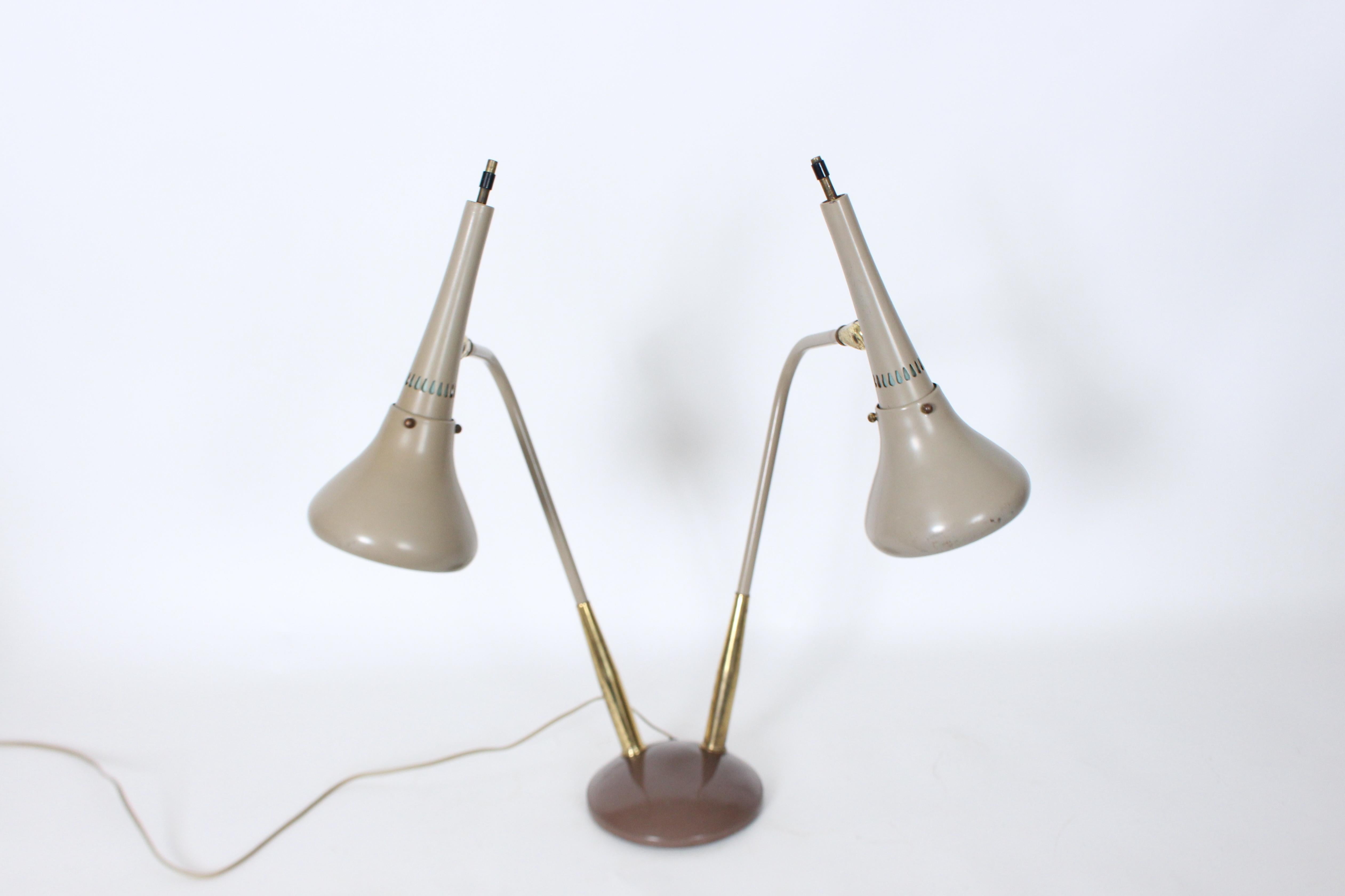 Mid-Century moderno Lampada da scrivania a doppio cono in ottone e smalto grigio di Gerald Thurston, CIRCA 1960 in vendita