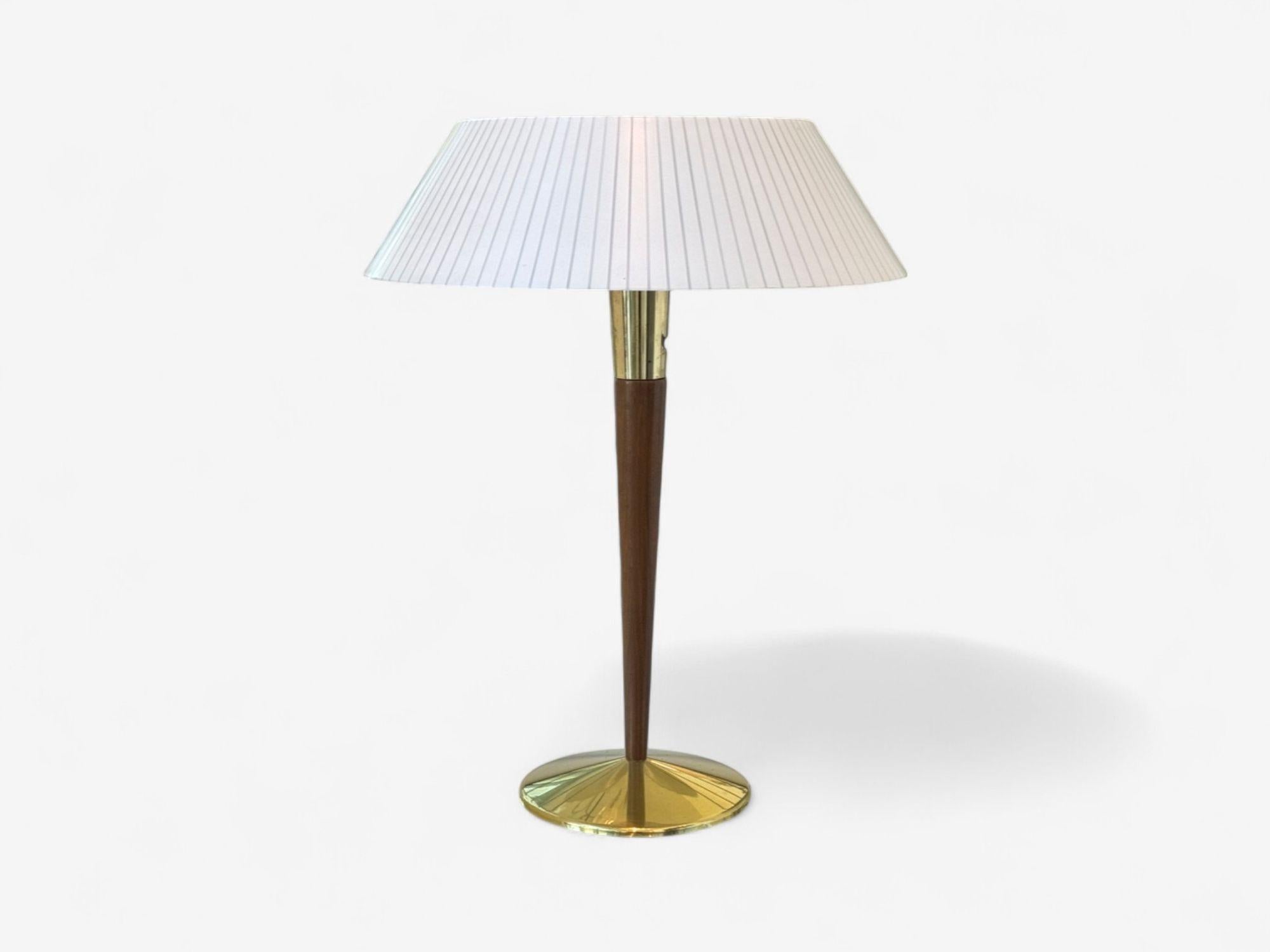 Gerald Thurston, Americano Moderno de Mitad de Siglo, Teca, Latón, Plástico, Lámpara de Mesa, EE.UU., Años 50

Lámpara de sobremesa de teca, latón y plástico modelo WM-6198, diseñada por Gerald Thurston para Lightolier en Estados Unidos a mediados