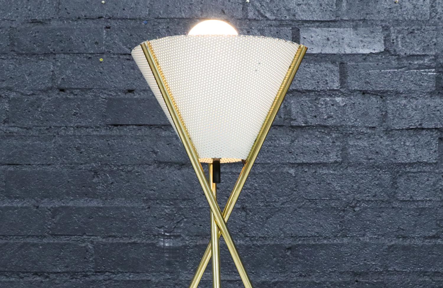 Milieu du XXe siècle Gerald Thurston lampe de table tripode en laiton pour Lightolier en vente