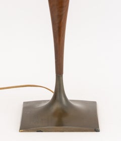 Lampada da tavolo “Wishbone” in noce e metallo bronzato di Gerald Thurston