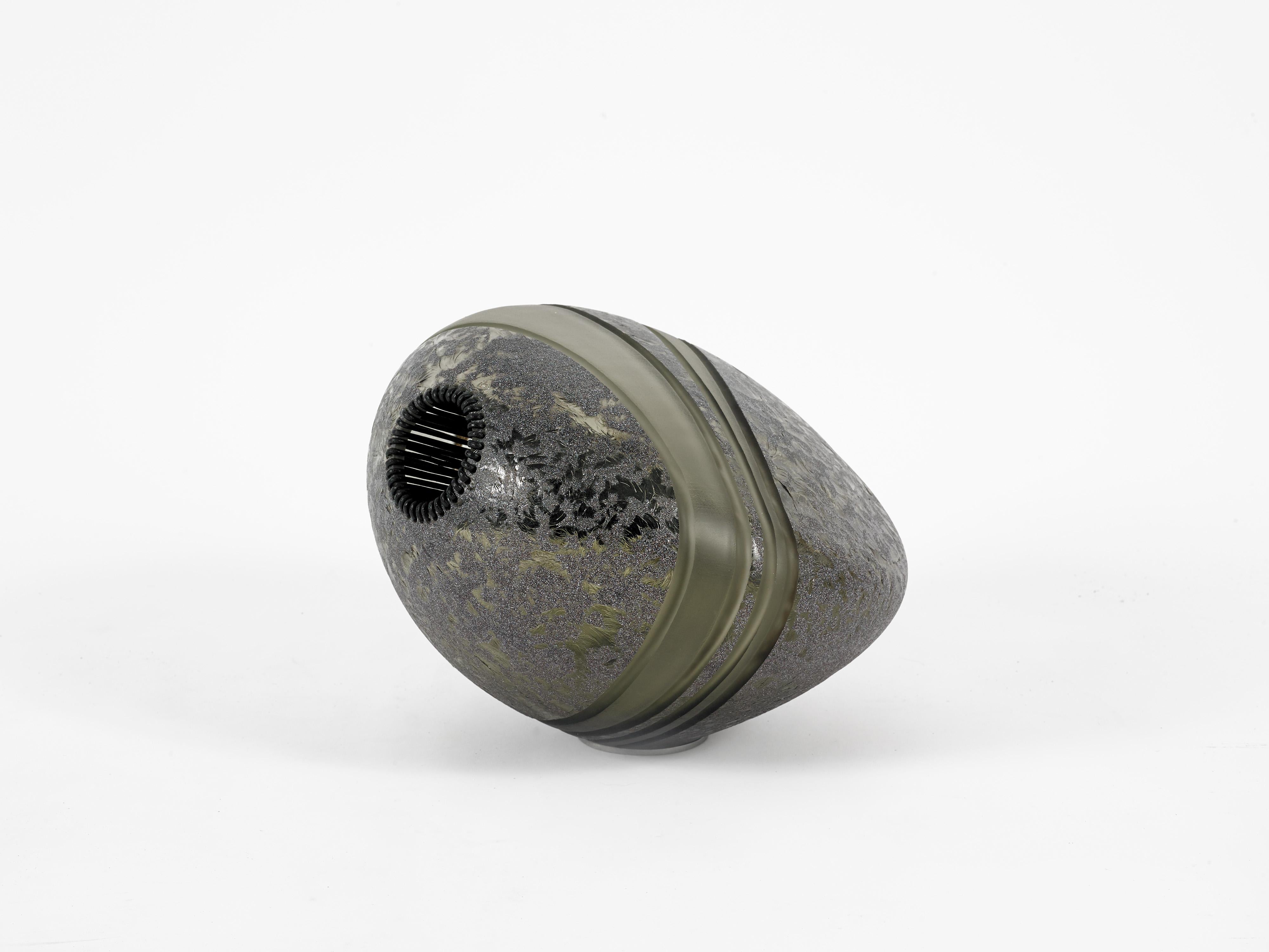 In offerta una delle sculture originali in vetro soffiato a mano di Gerald Vatrin, impreziosita da smalto nero e da una fresa a diamante per creare il suo distinto motivo sulla superficie. 

Misura 13,5
