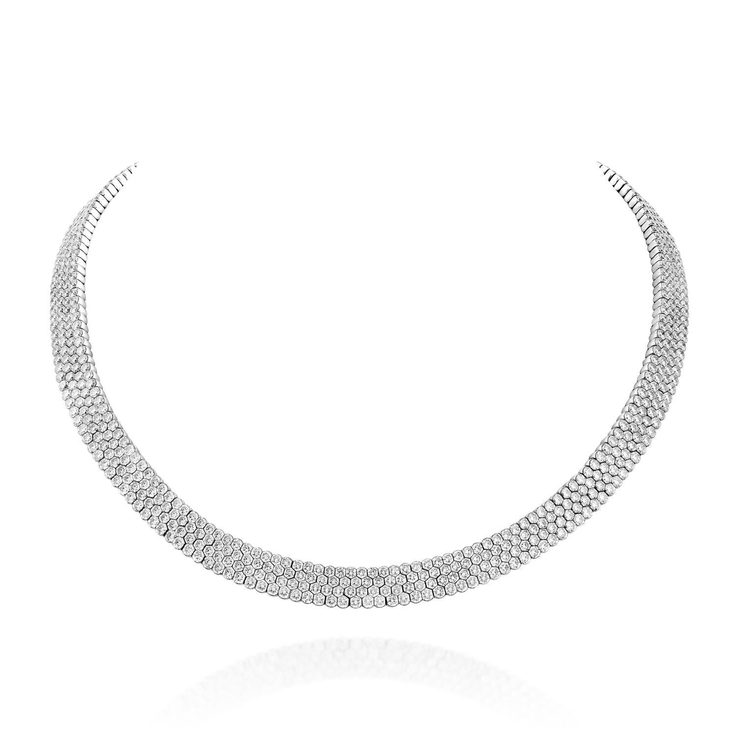 Offrez-vous le luxe ultime avec le collier Geraldo 57,10 carats 4 rangs de diamants à sertissage invisible en or blanc, un véritable chef-d'œuvre qui respire l'opulence et l'élégance. Dès que vous l'enfilerez, la beauté et l'éclat de ce collier vous
