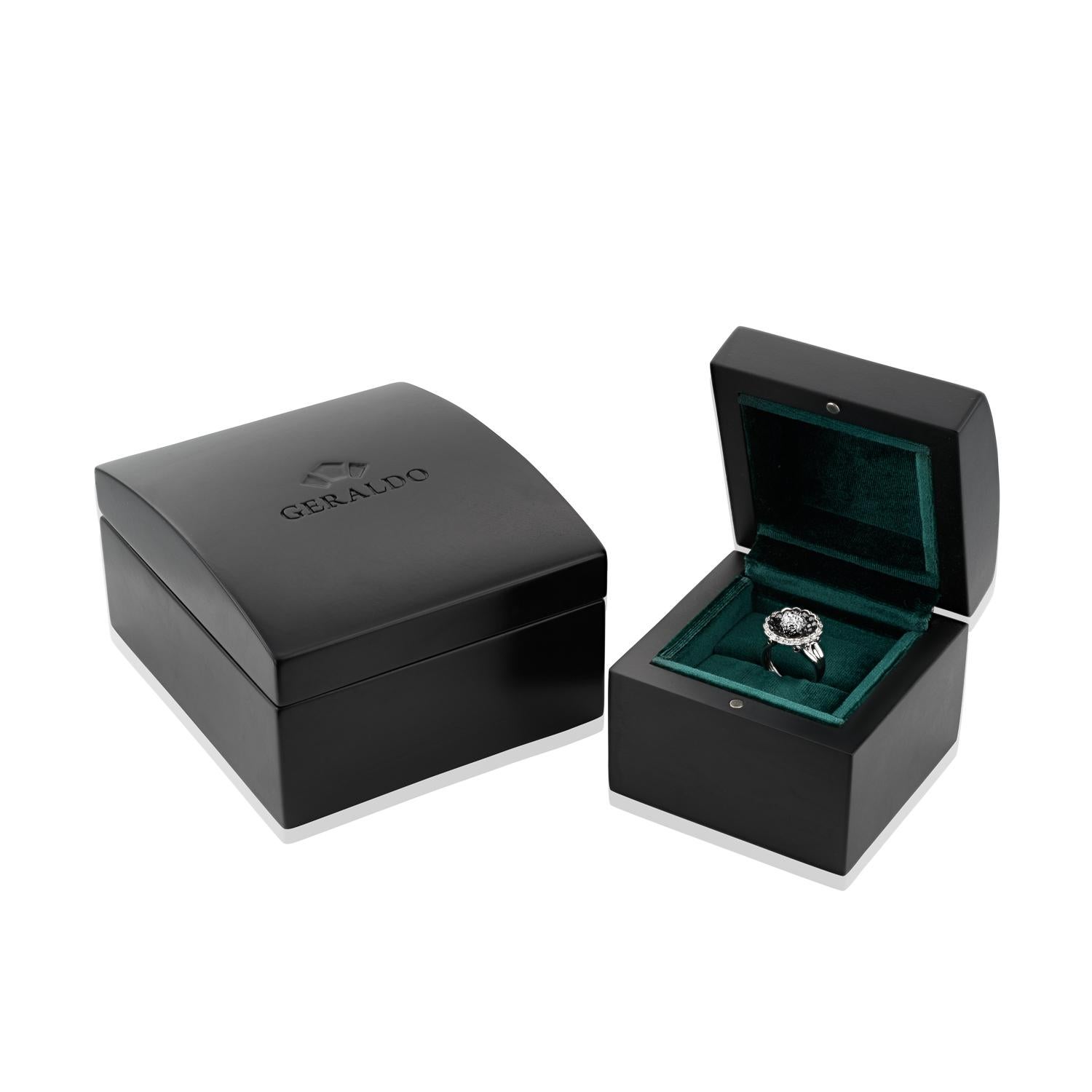 Geraldo 6,06 Karat Diamantkugelring mit weißen, schwarzen und schwarzen Diamanten in unsichtbarer Fassung (Rundschliff) im Angebot
