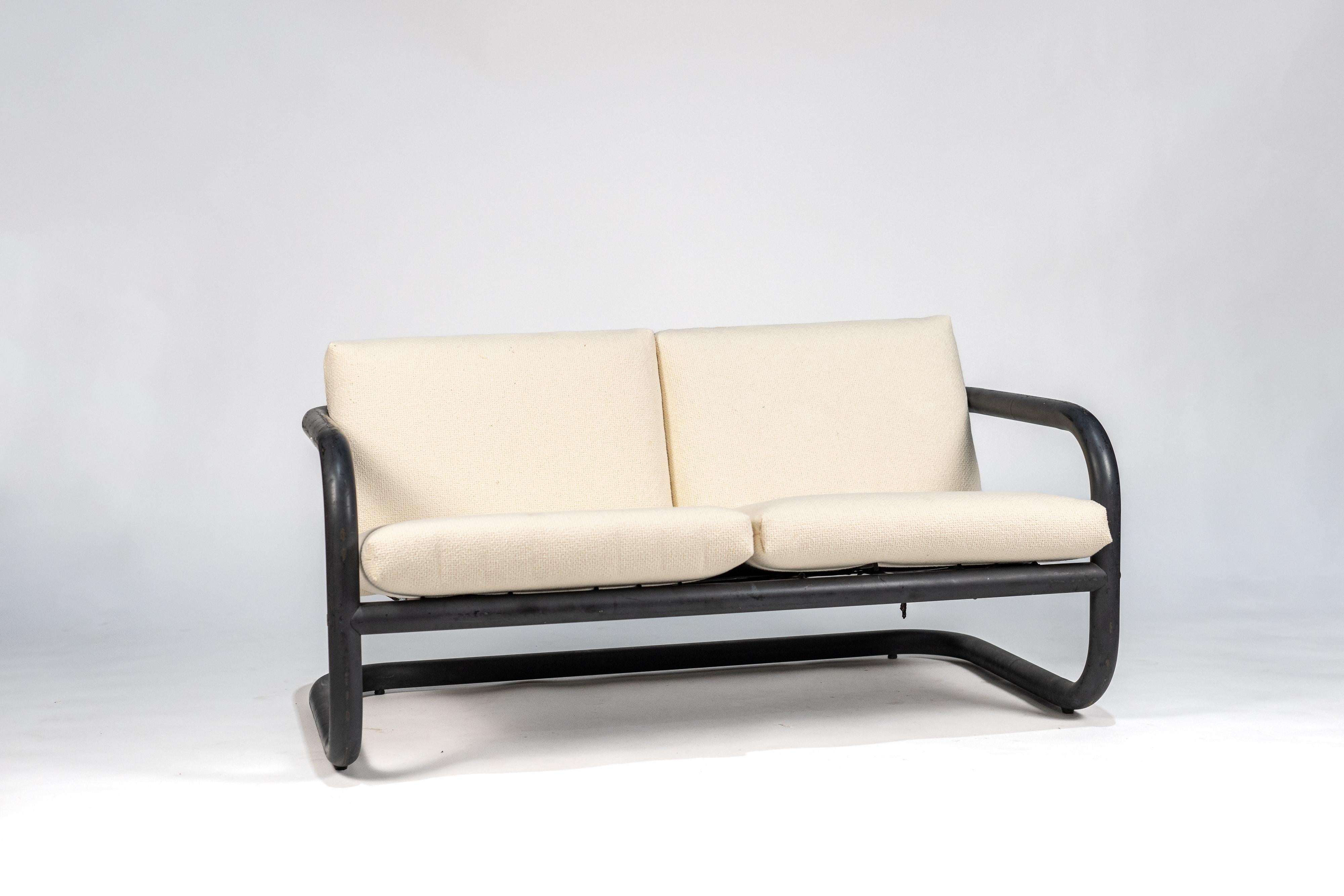 Dieses in den 1970er Jahren entworfene Dreisitzer-Sofa aus Metallrohr und weißem Stoff von Geraldo de Barros steht in der künstlerischen Kontinuität seines Schöpfers, der ein bedeutender Künstler (Designer, Graveur, Maler, Fotograf, Grafiker und