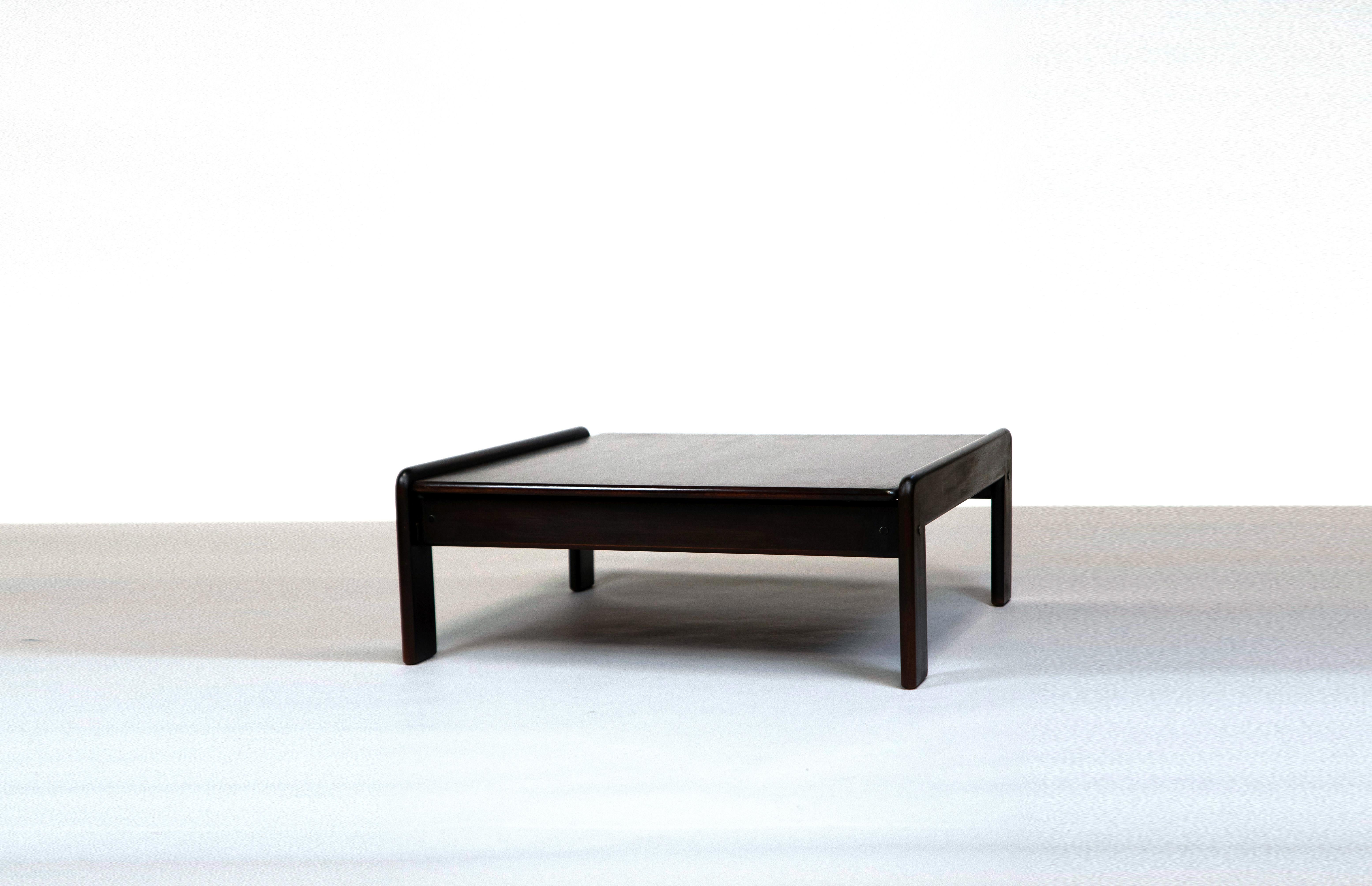 Geraldo de Barros, Table centrale, c. 1970
Bois et placage de bois, 31 x 79 x 85 cm.

Cette table en bois et placage de Geraldo de Barros pour 