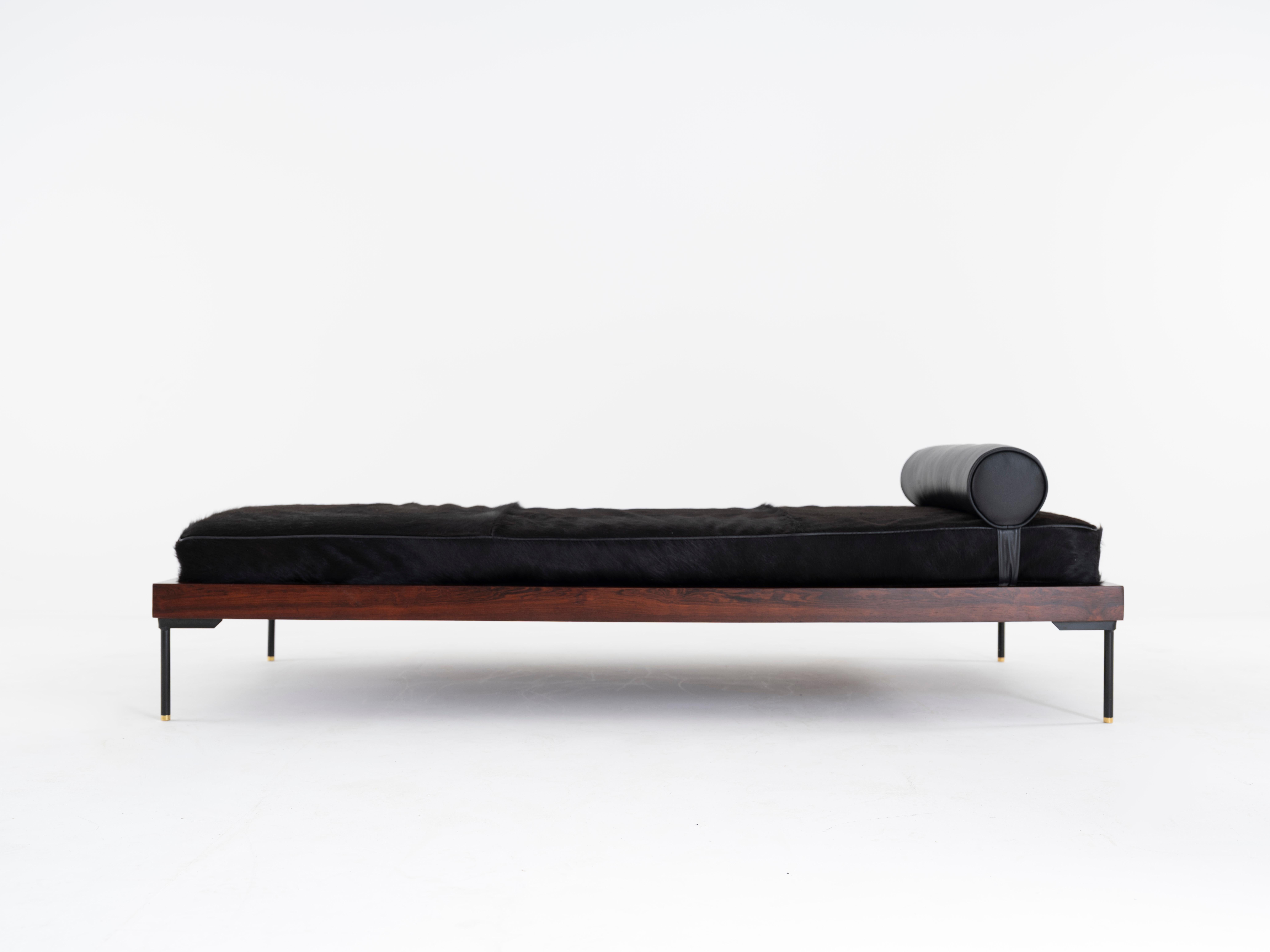 Dieses Tagesbett aus den späten 1950er Jahren verkörpert die konstruktiven Prinzipien, die de Barros' Arbeit bei Unilabor leiteten, und verbindet strenge Geometrie mit raffinierten Palisanderholz-Tischlerarbeiten. Seine Struktur ist direkt und