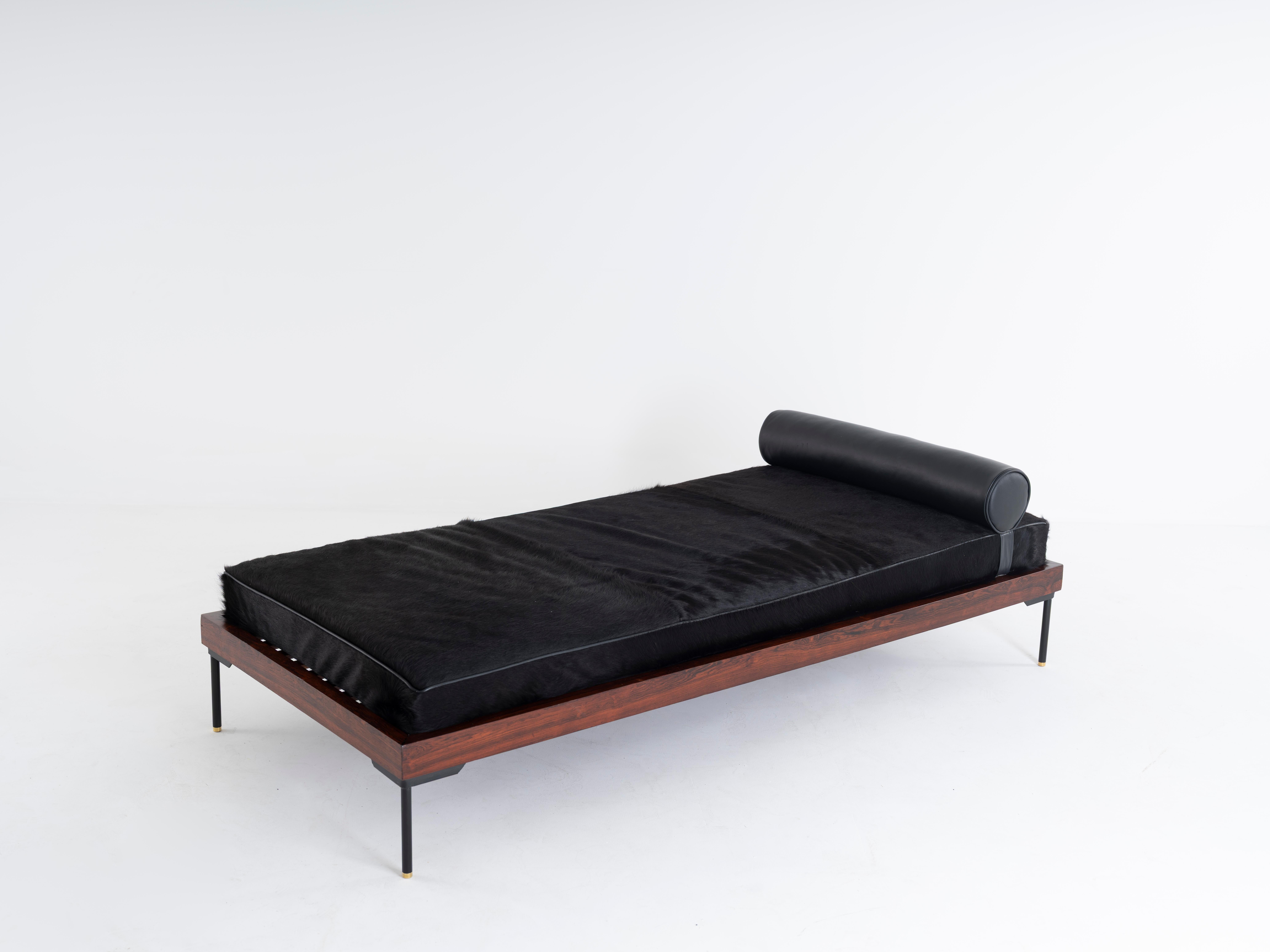 Geraldo de Barros Daybed, Rosewood, Brazil, 1960s (Moderne der Mitte des Jahrhunderts) im Angebot
