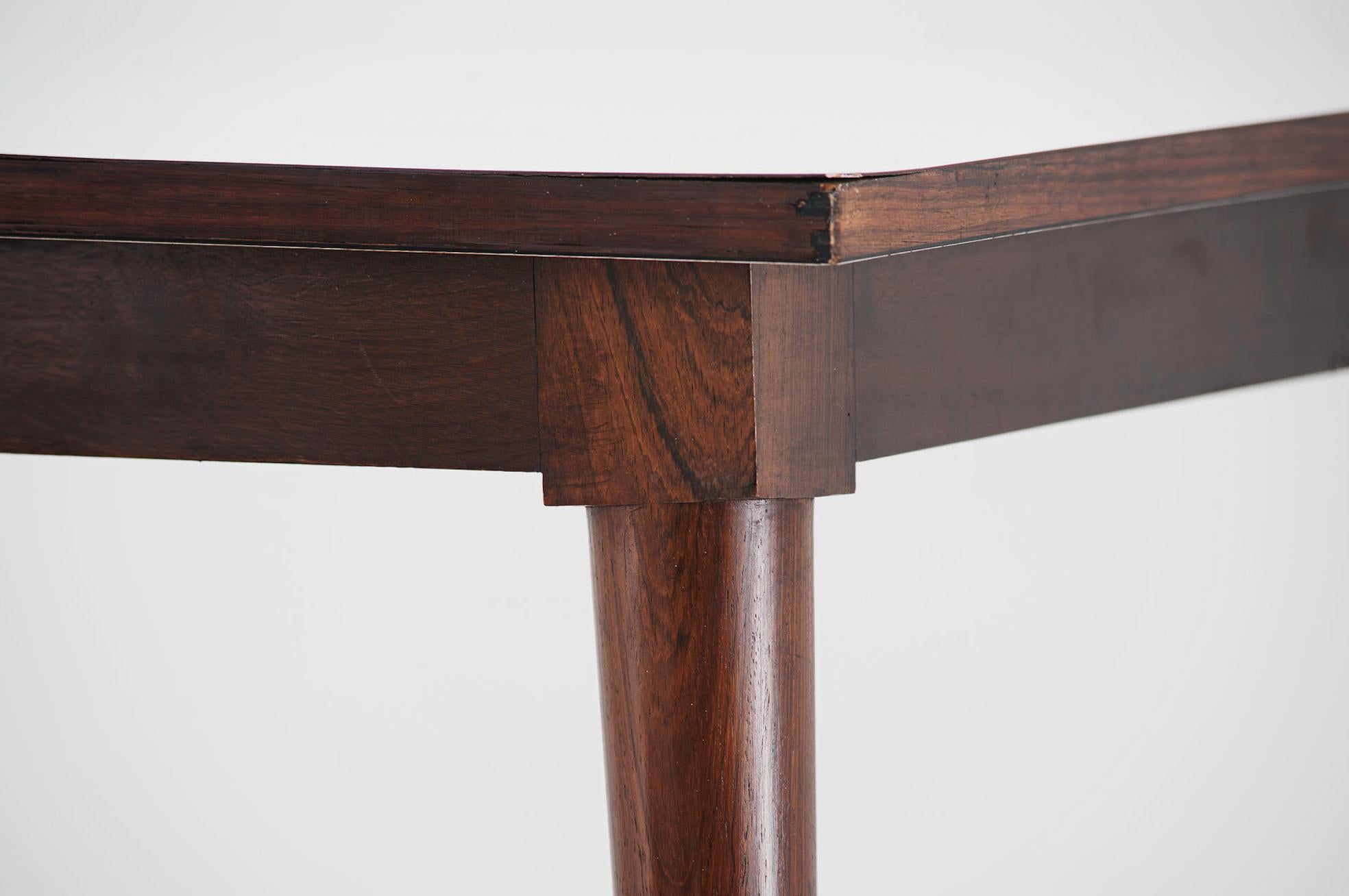 Dining table
Manufactured by Unilabor Brasil, 1955 Jacaranda, white formica top

110cmx53cmx75hcm 
43,31 in x 20,83 in x 29,75h in

Provenance
Private collection, Sao Paulo
