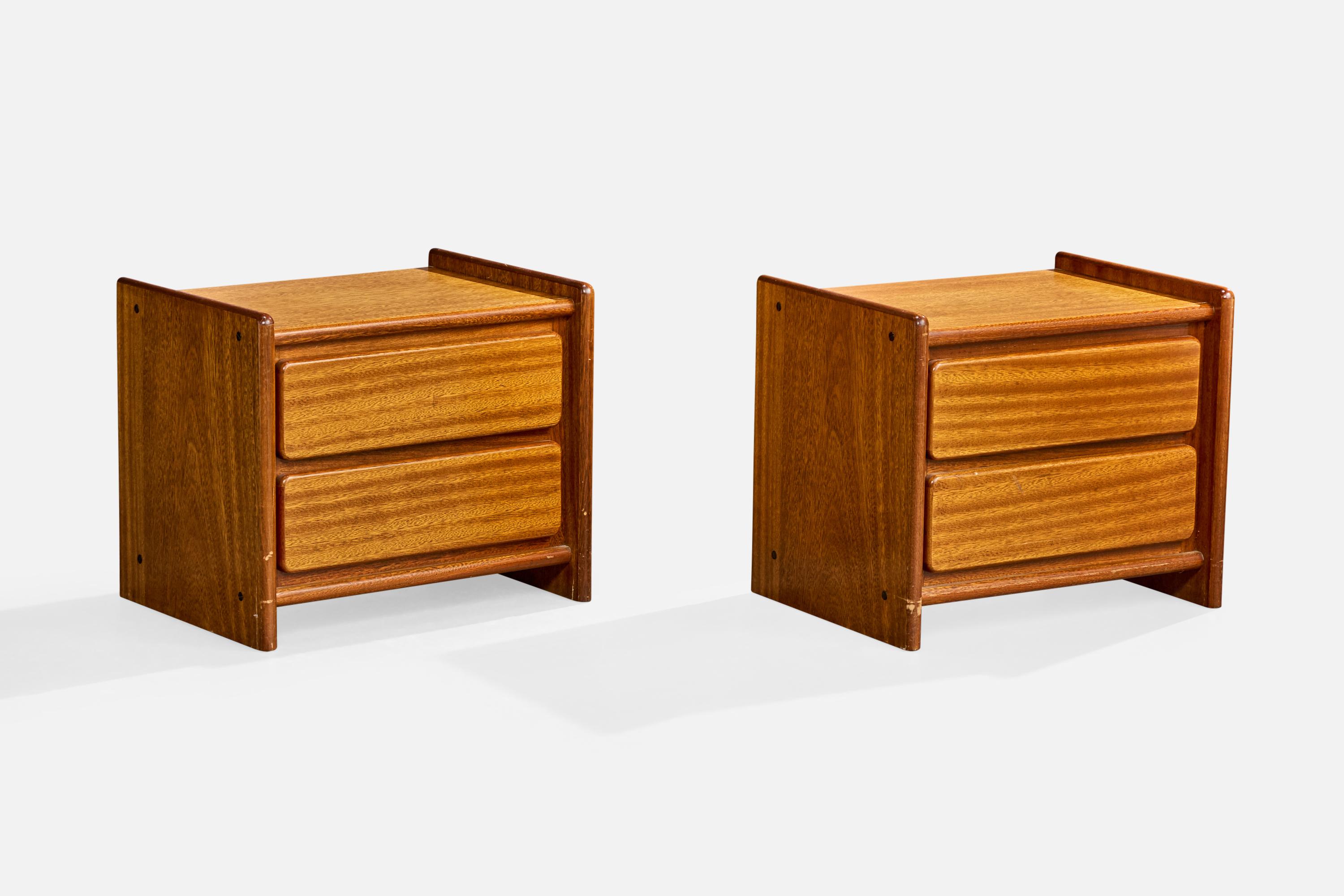 Pareja de mesillas de noche de madera diseñadas por Geraldo de Barros y producidas por Hobjeto, Brasil, c. 1970.

Desgaste acorde con la edad y el uso, como se ilustra. Retoques gratuitos si lo solicitas.

Dimensiones totales (pulgadas): 19,625 