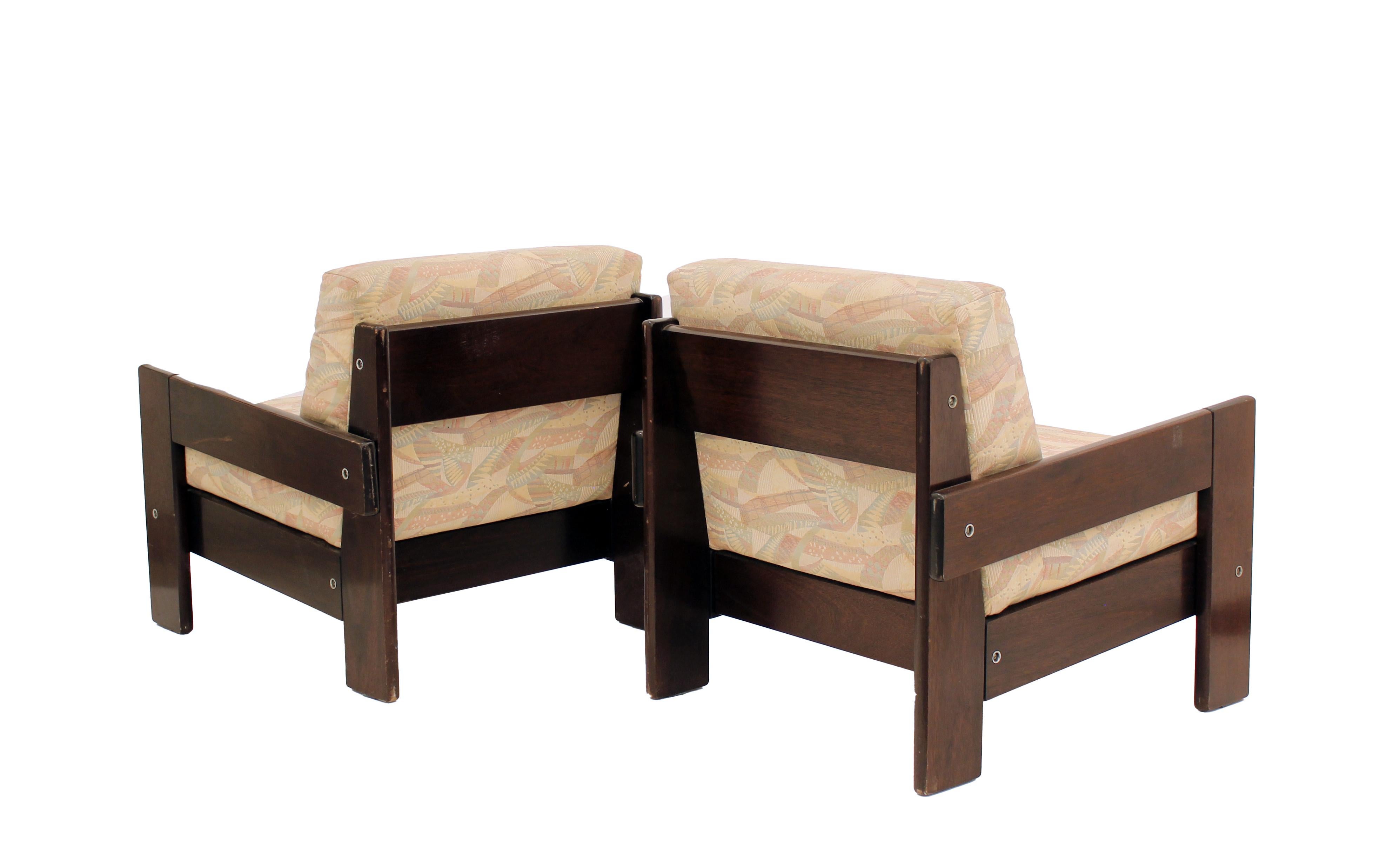 Paire de fauteuils conçus par la très importante figure moderniste brésilienne Geraldo De Barros qui était un artiste et un designer de meubles.  Ces chaises utilitaires ne sont pas seulement belles, elles sont aussi extrêmement confortables. 

En