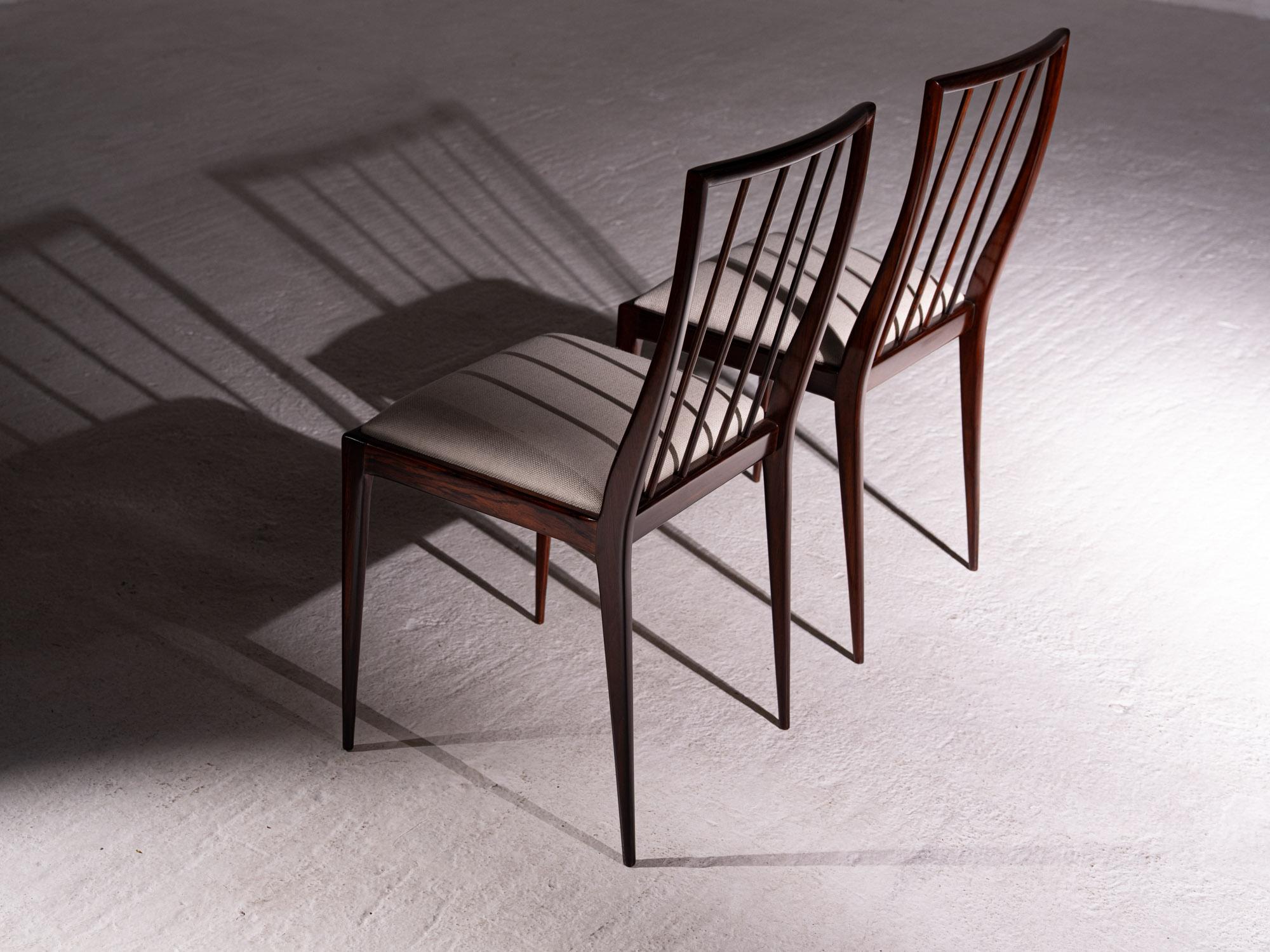 Mid-Century moderno Geraldo de Barros. Pair of chaises, Solid wood and fabric. c. 1960 in vendita