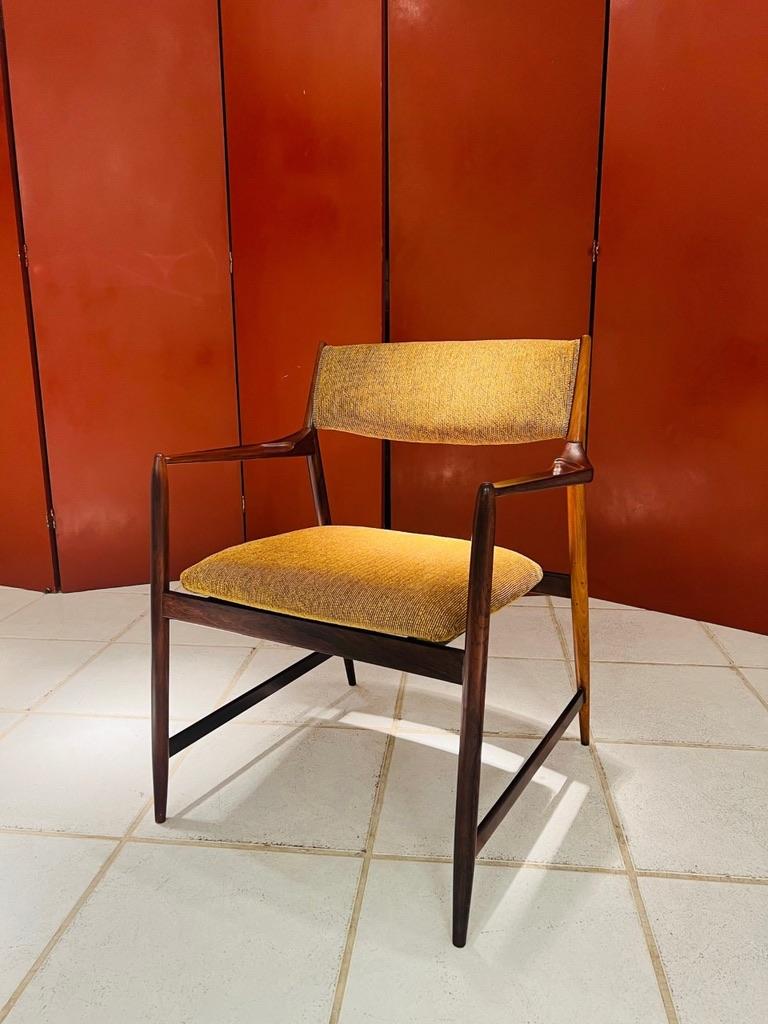 Increíble conjunto GERALDO DE BARROS (original) de 4 sillones en jacarandá brasileño circa 1960.