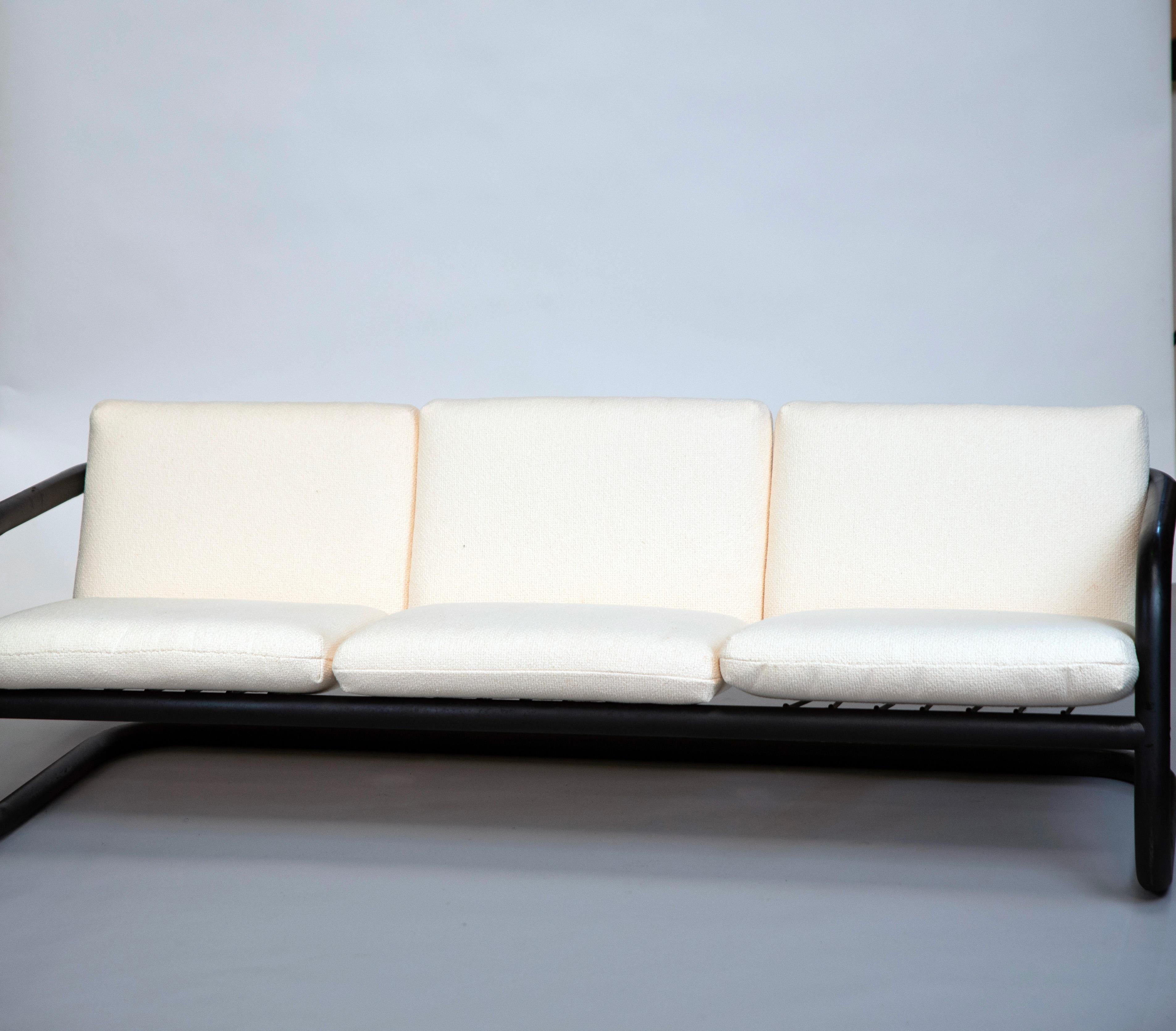 Conçu dans les années 1970, ce canapé à trois places en métal tubulaire et tissu blanc de Geraldo de Barros est à placer dans la continuité artistique de son créateur, qui fut un artiste important (designer, graveur, peintre, photographe, graphiste