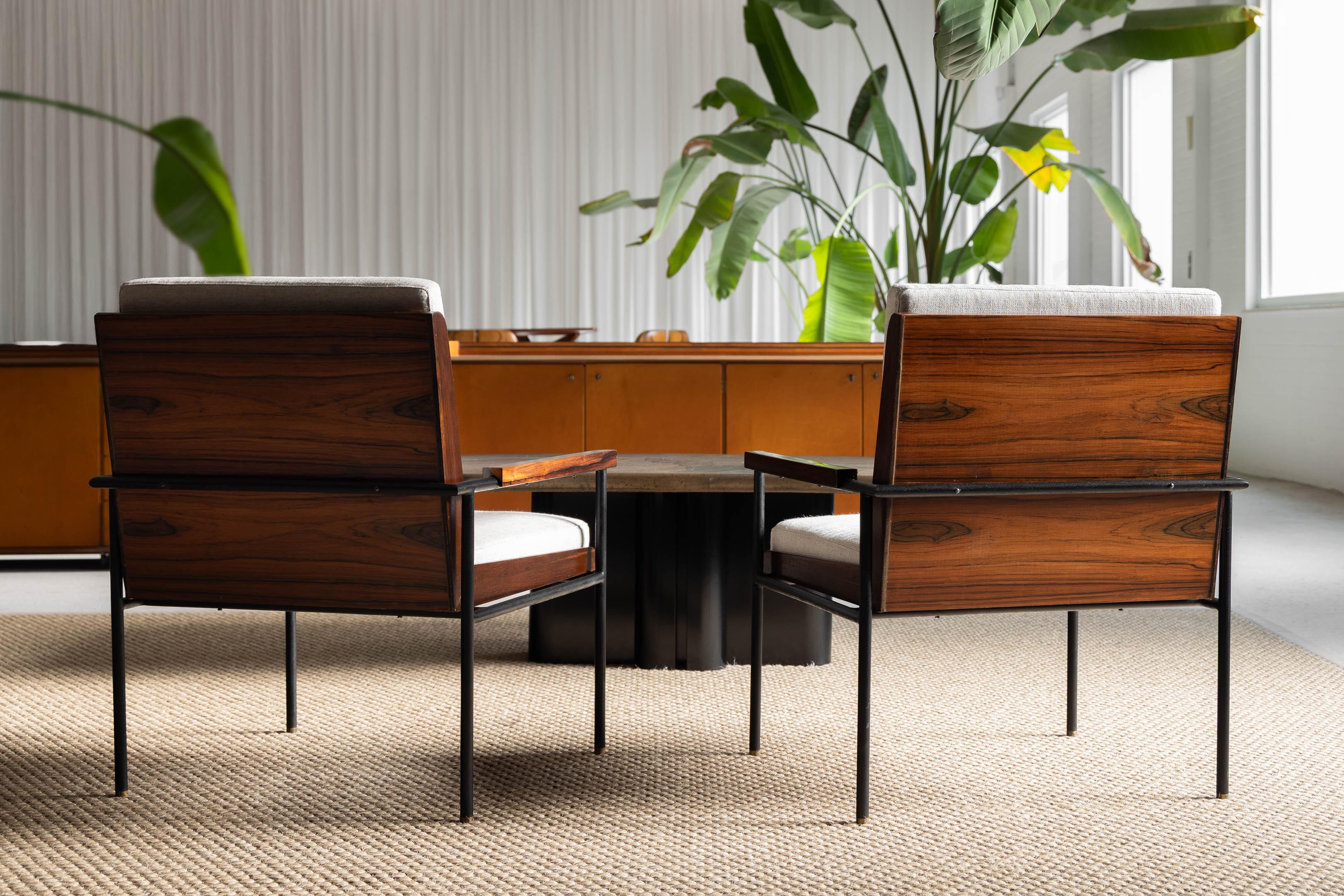 This rare set of two UL19 armchairs, designed by Geraldo de Barros and manufactured by Unilabor in Brazil in 1955, exemplifies the designer’s modular approach to furniture design. Geraldo de Barros’ concept for the Unilabor series was based on a
