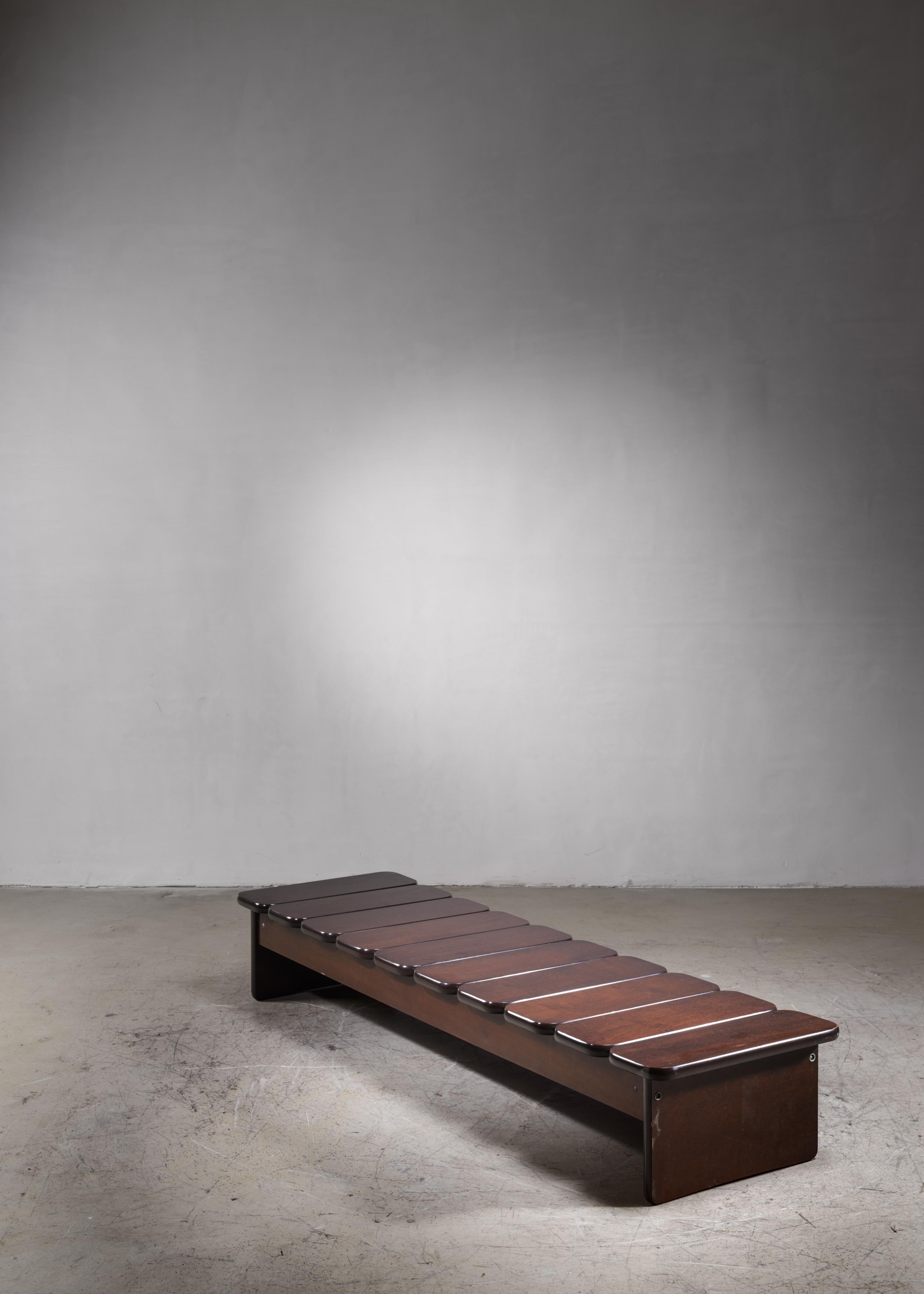 A wooden bench or daybed by Brazilian artist Geraldo de Barros for Hobjeto

Geraldo de Barros (1923-1998) was a Brazilian painter, photographer and designer.
He was also active as a furniture designer, from 1954 at Unilabor, the company he