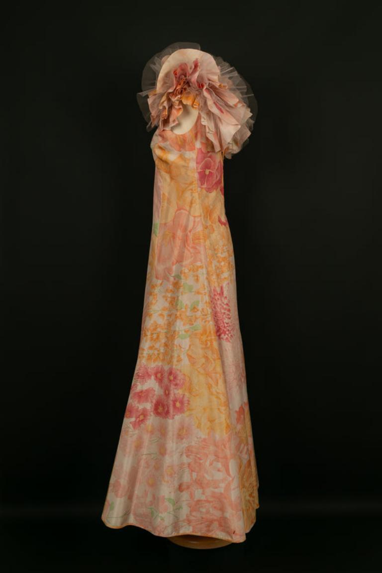 Gerard Blaise - Long dress in orange and pink tones. No size indicated, it fits a 36FR. Good general condition, to be noted stains and rings on the bottom of the dress.

Additional information:
Condition: Very good condition
Dimensions: Chest: 44 cm