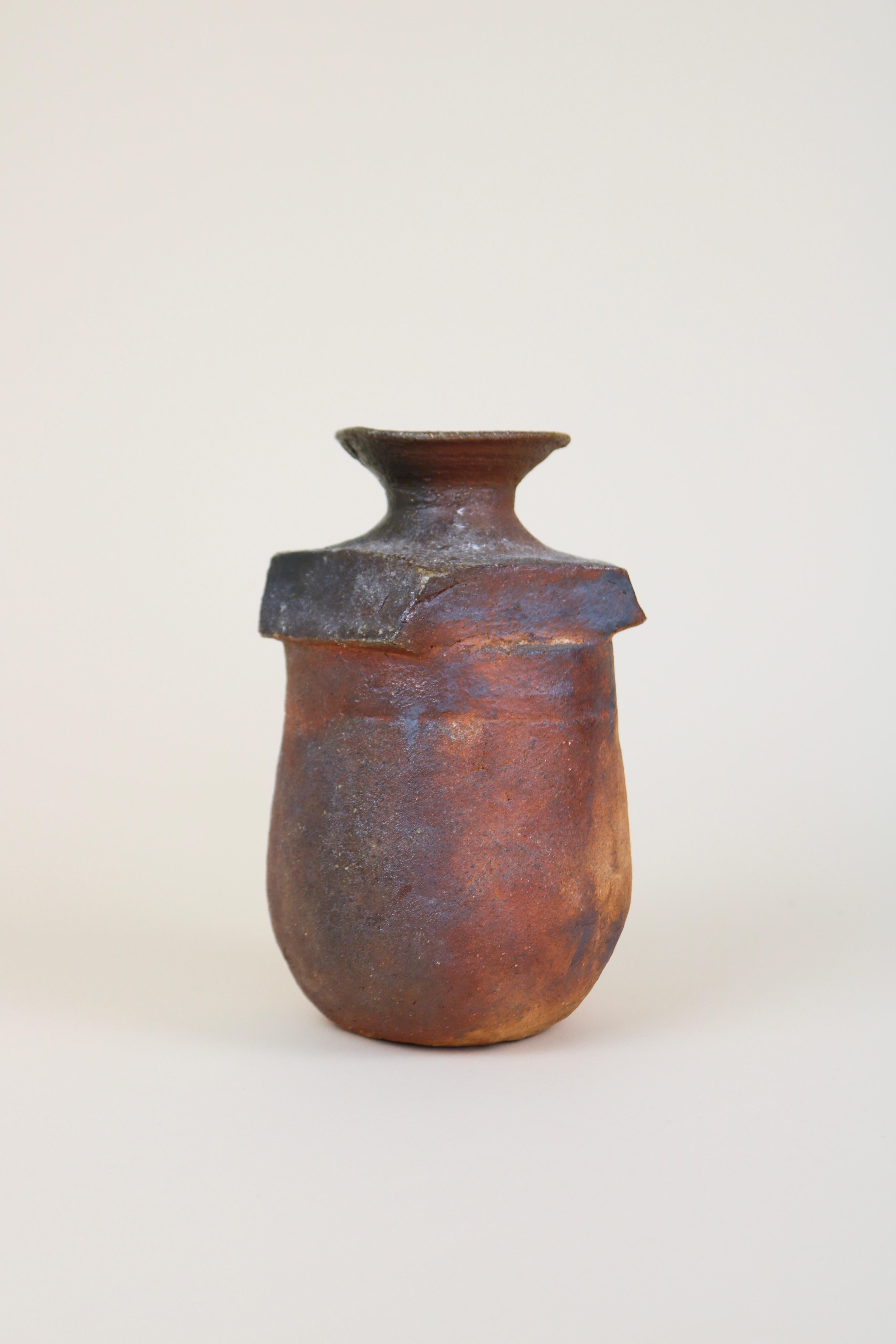 Vase sculptural en céramique de Gérard Brossard, potier de La Borne, c1980
Un vase en grès lourd et épais, à la forme asymétrique et à l'aspect brut fait à la main.

Brossard a été l'élève de Jean et Jacqueline Lerat dans les années 1970.
En parfait
