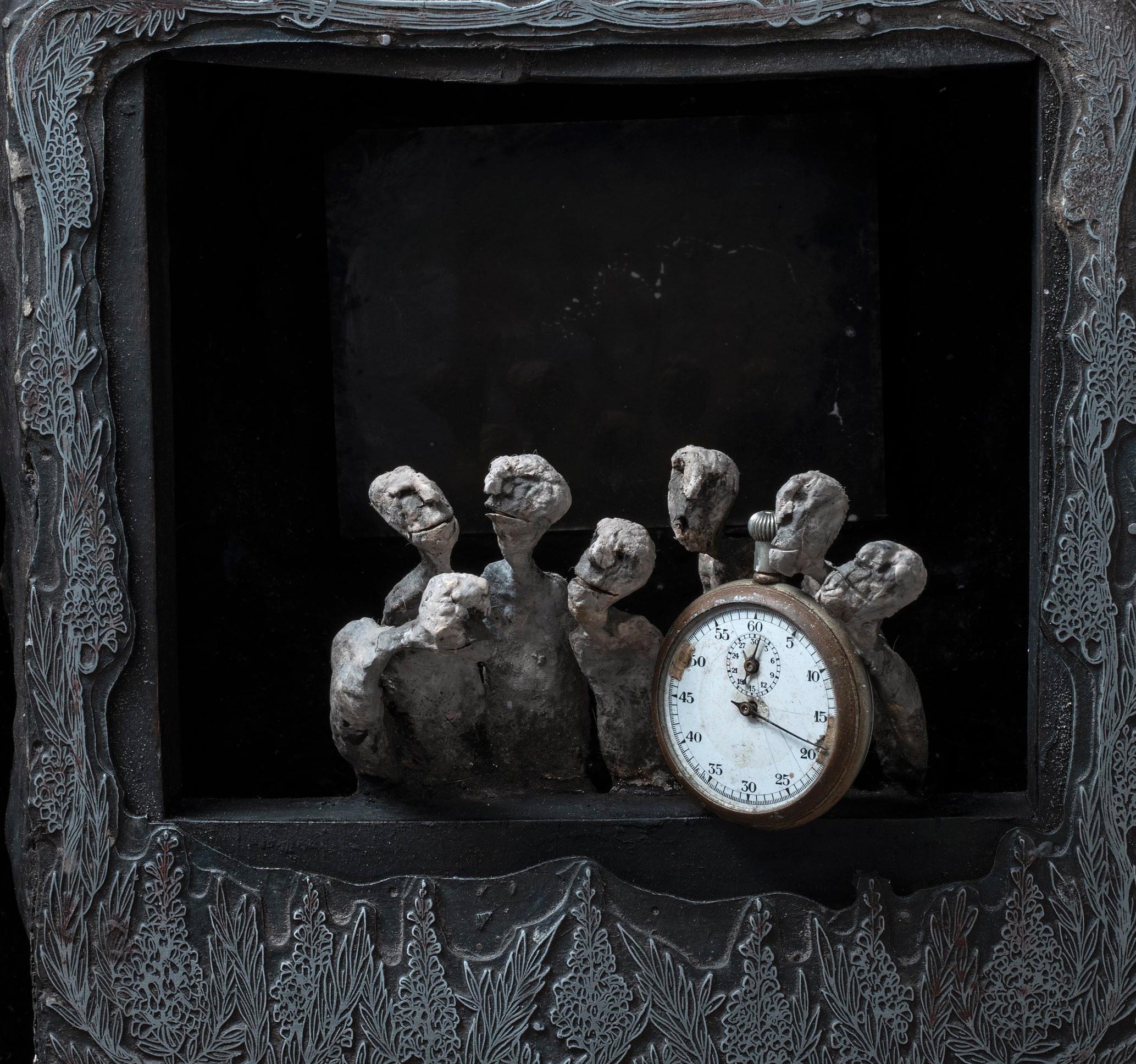 Sculpture murale Outsider Art : « It's Time » - Noir Figurative Sculpture par Gerard Cambon