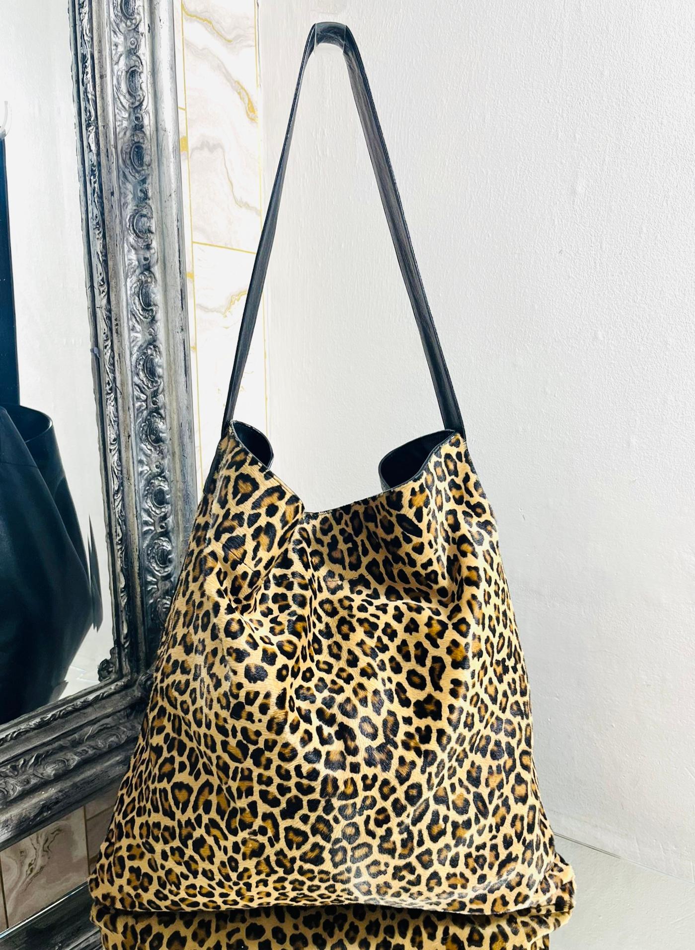 Gerard Darel Lady Pony Skin & Leather Tote Bag

Brown bag designed with leopard print throughout and plain, black leather to rear.

Featuring top leather handle and open top.

Size – Height 38cm, Width 36cm, Depth 5cm

Condition – Very