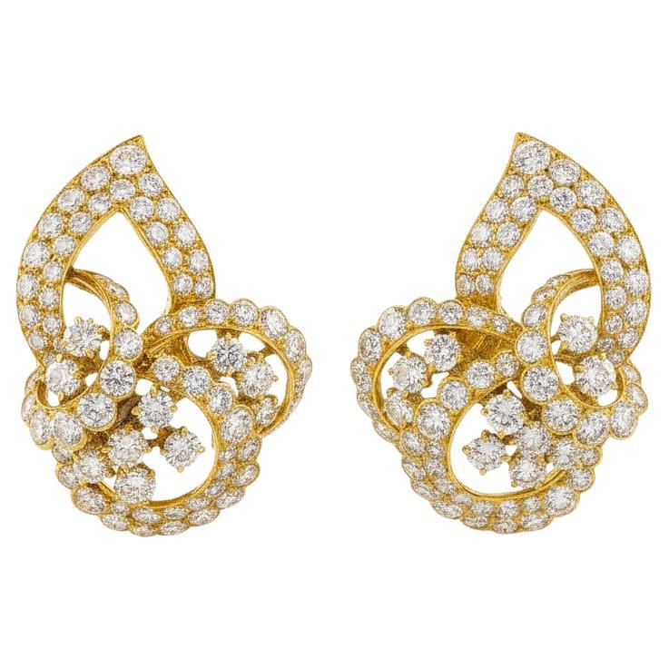 A Gérard Boucles d
oreilles nœud floral en diamant en vente