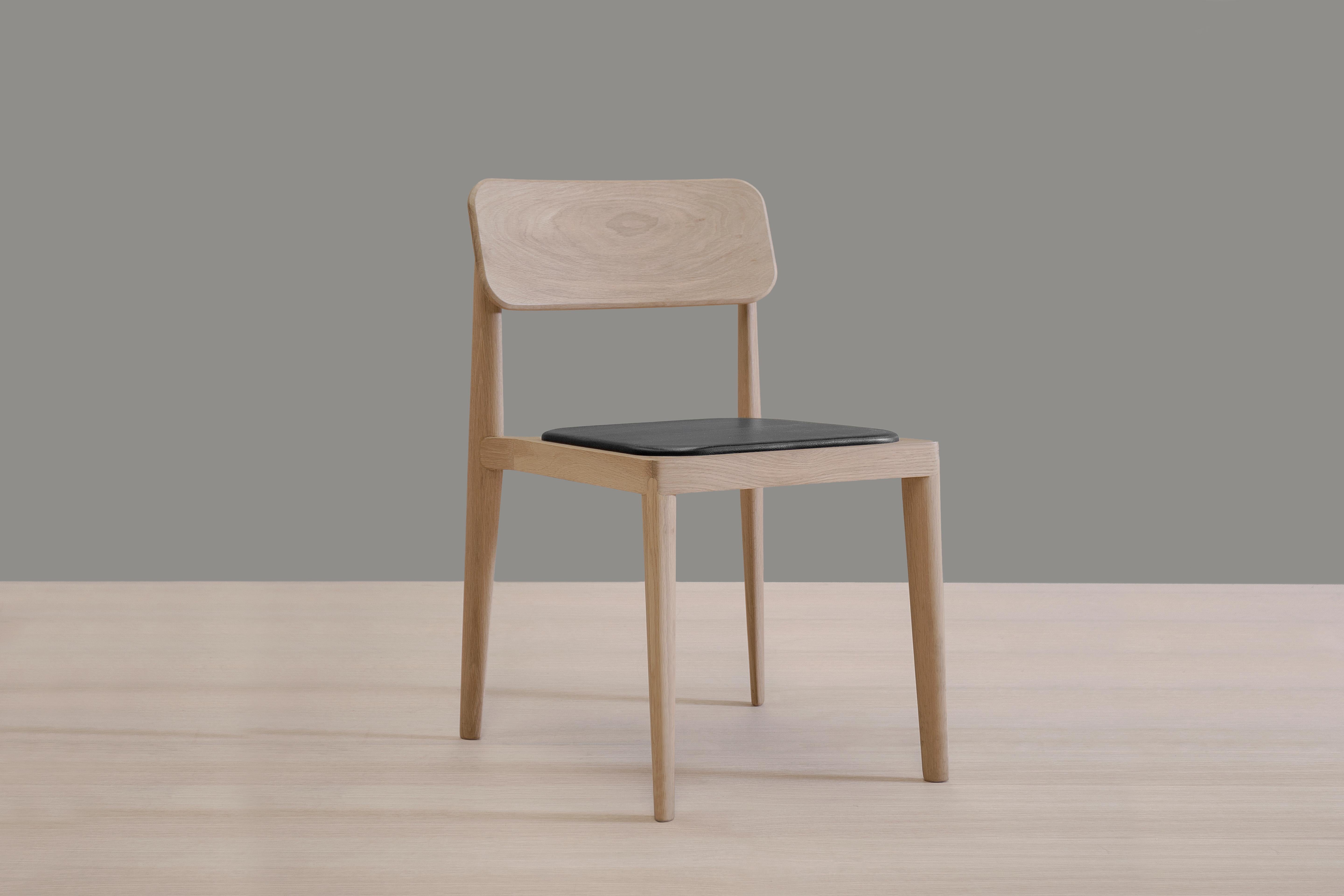 Gerard dining chair by Thai Hua
Dimensions: D 48 x W 50 x H 78 cm
Materials: oak wood, leather.
Dining chair made of natural white oak and leather.
Thai Hua is an Industrial designer originally from Vietnam trained in Switzerland. Since 2003 Thai