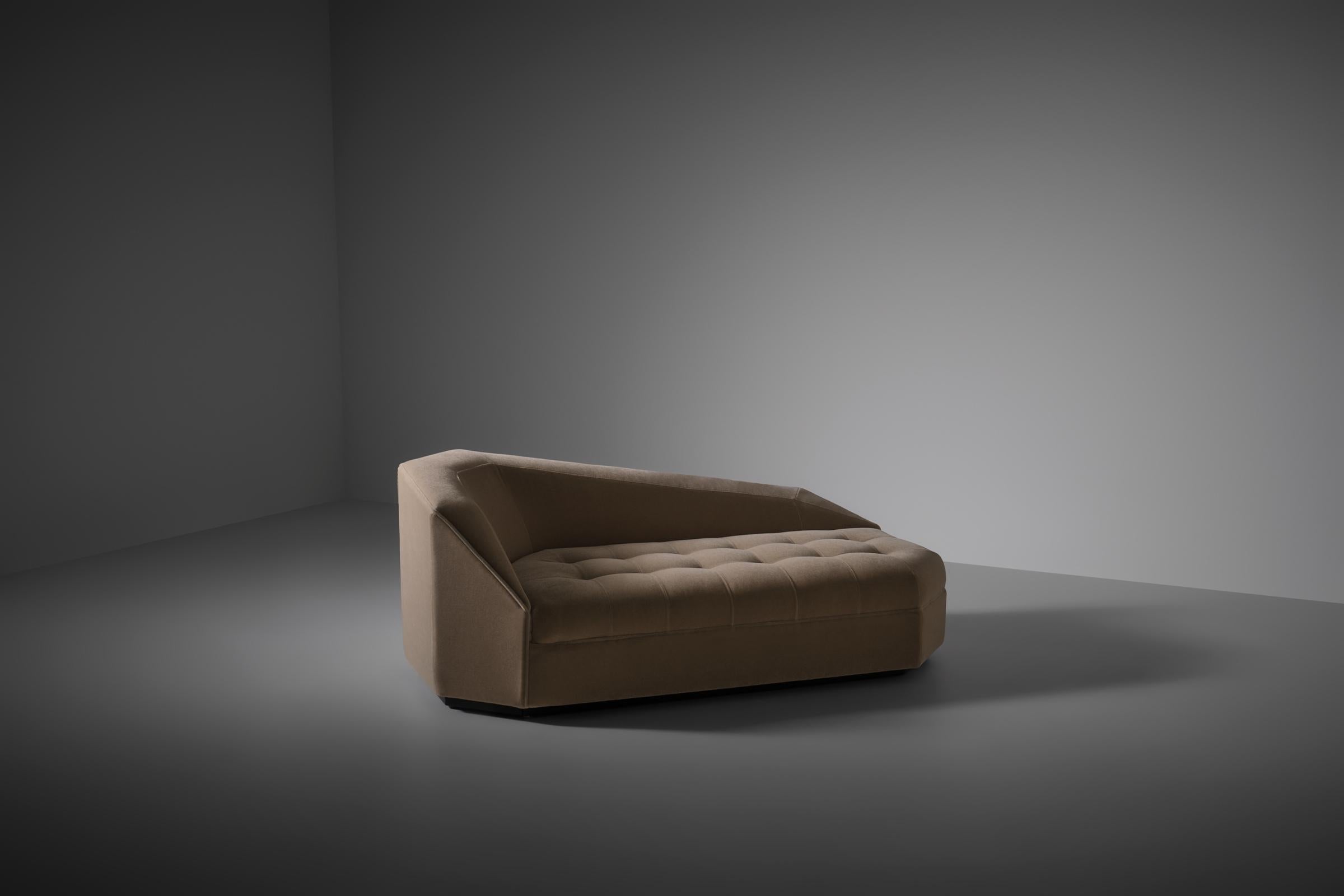 Rare divan by Gérard Gallet (1934-1999) for Mobilier International, France, circa 1980. Fantastic outspoken design by the famous French decorator Gérard Gallet who is known for his Avant Garde interiors for the famous Parisian elite. This design is