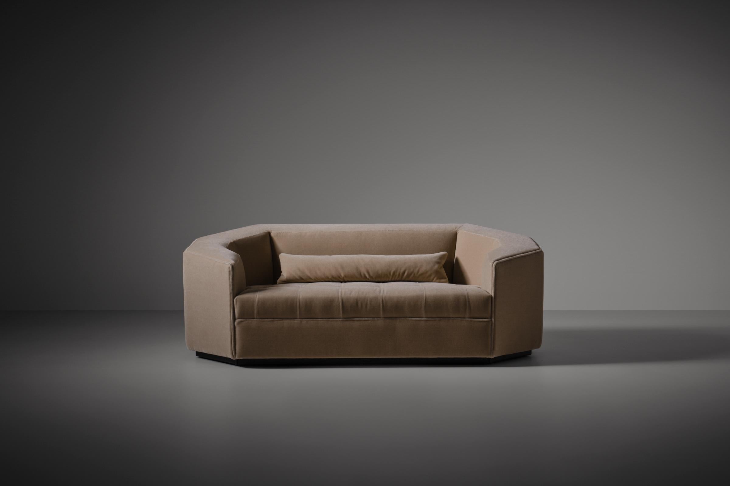Rare sofa by Gérard Gallet (1934-1999) for Mobilier International, France circa 1980. Fantastic outspoken design by the famous French decorator Gérard Gallet who is known for his outspoken interiors for the famous Parisian elite. Gallet graduated