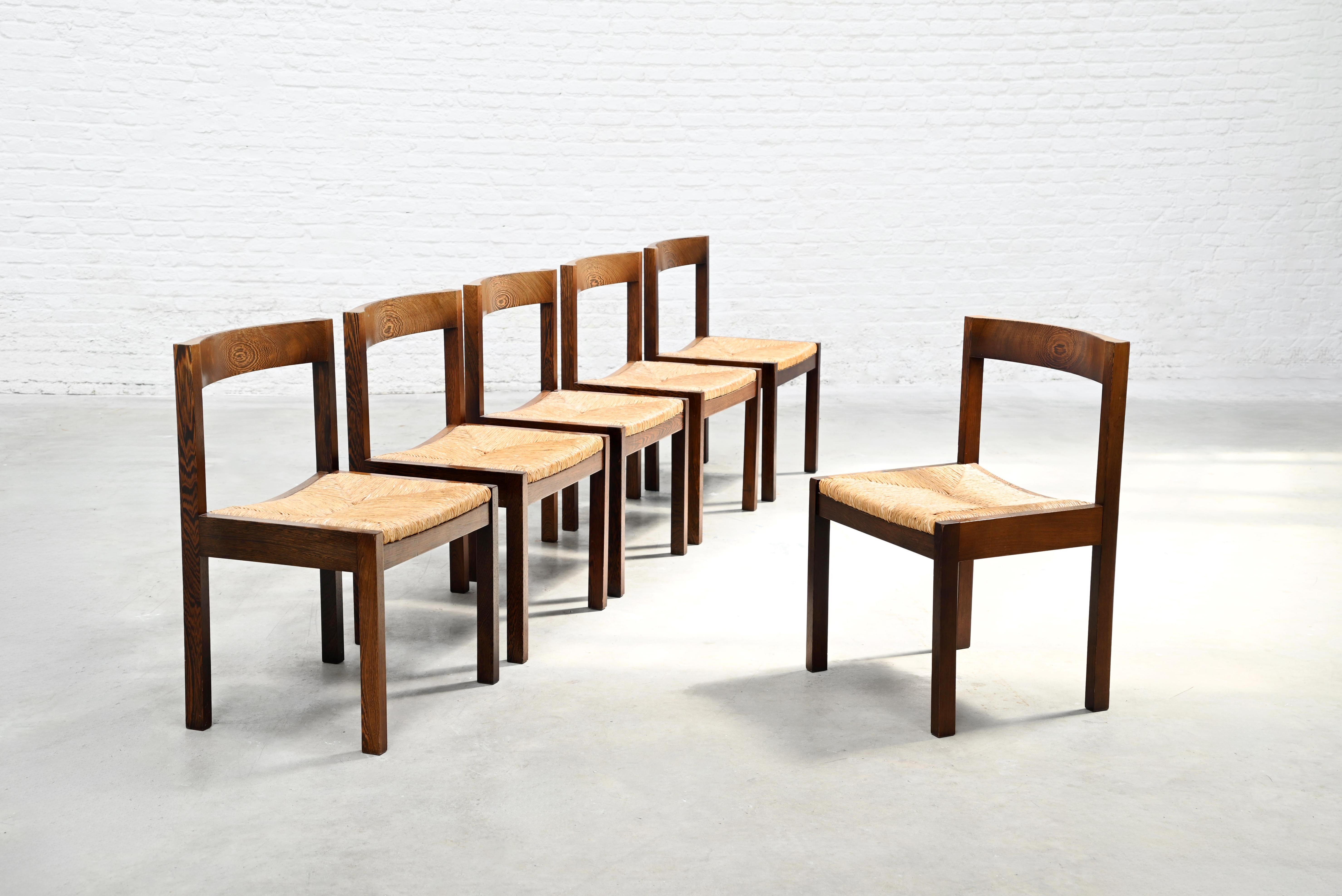 Un set firmato di sei sedie da pranzo del designer olandese Gerard Geytenbeek, realizzate negli anni '60 per AZS. Questa versione è realizzata in legno di wengé scuro, che offre un tono più ricco e contrastante rispetto ai più comuni modelli in Oak.