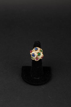 Anillo Cúpula de Oro, Piedra de Color Cabujón y Racimo de Diamantes Gérard