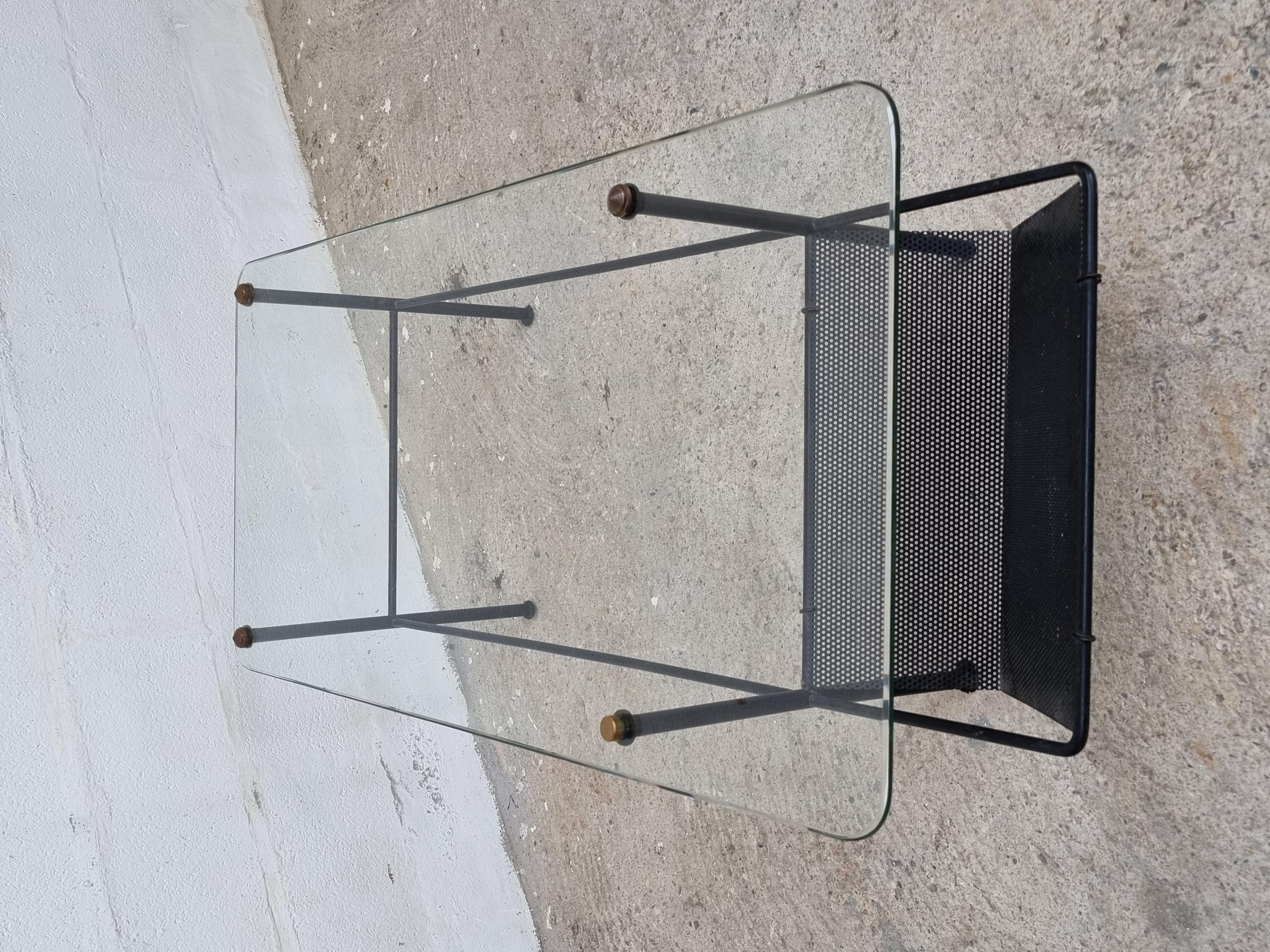 Table basse de Gerard GUERMONPREZ, porte revues en rigitule, plateau en verre.