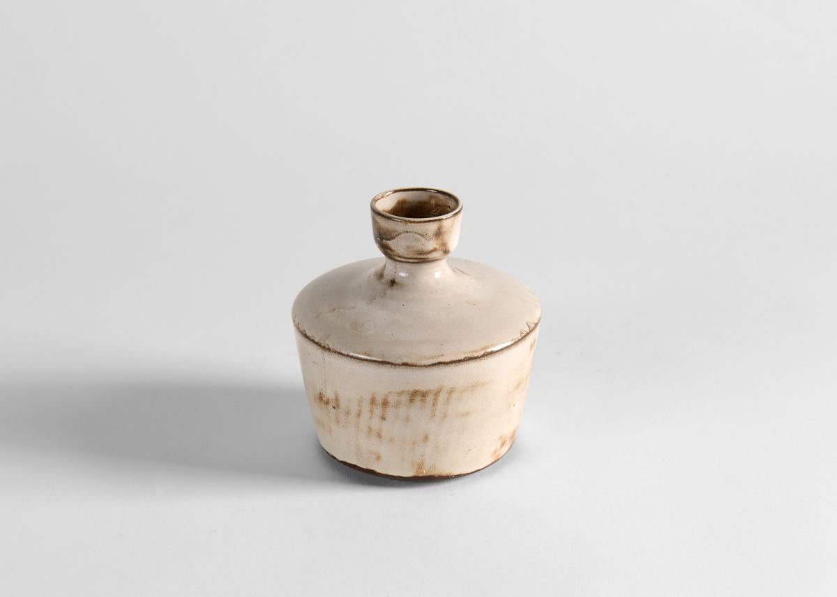 Diese kompakte kleine Vase ist sowohl in der Form als auch in der Glasur ungewöhnlich und besticht durch ihre bewusst lässige Ästhetik.