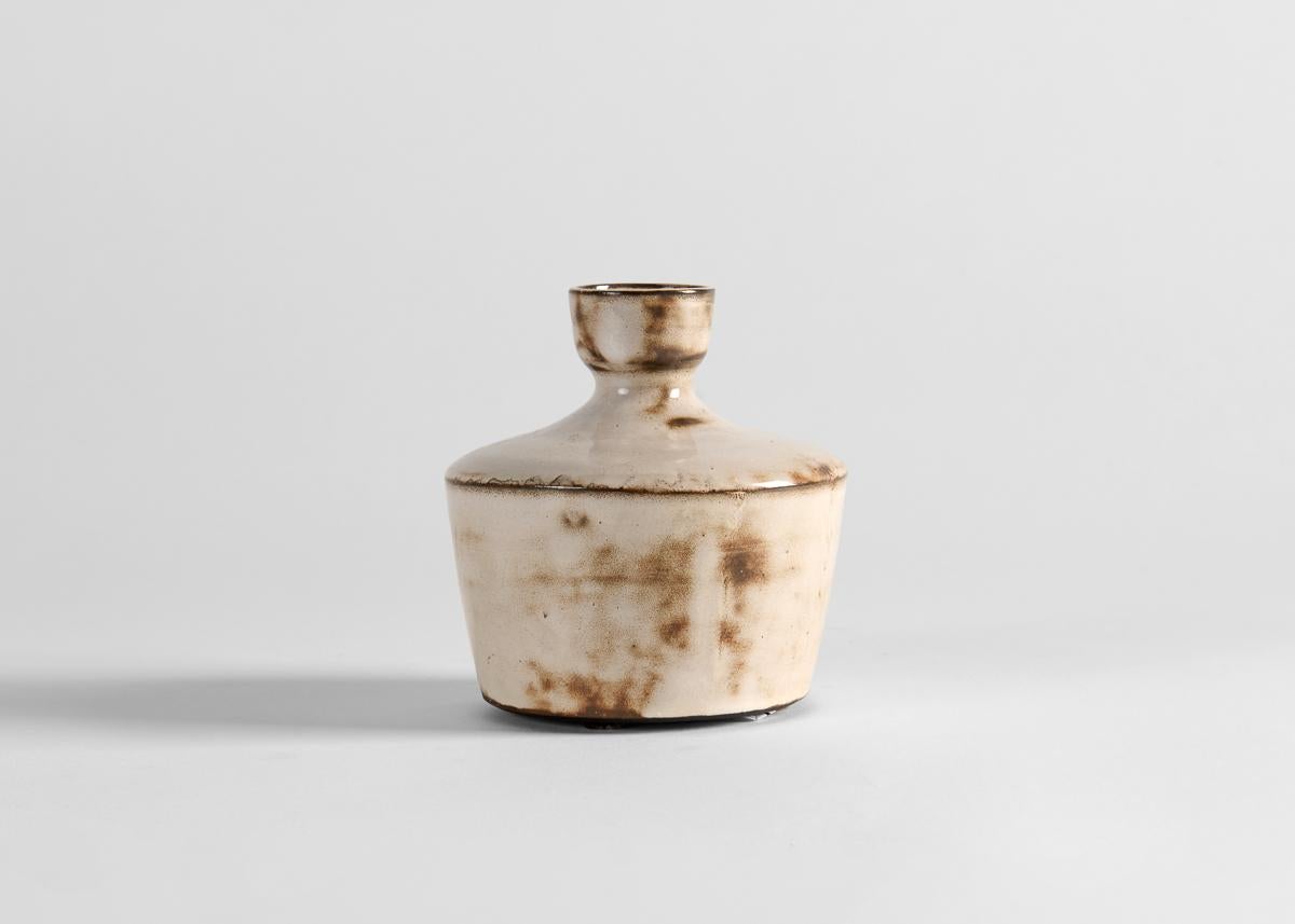 Gerard Hoffmann, Kleine weiß glasierte Vase, Frankreich, um 1960 (Moderne der Mitte des Jahrhunderts) im Angebot
