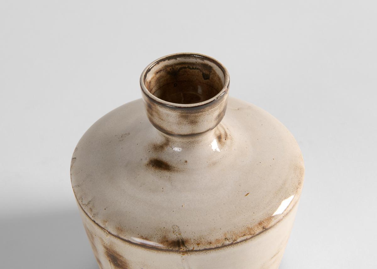 Gerard Hoffmann, Kleine weiß glasierte Vase, Frankreich, um 1960 (Französisch) im Angebot